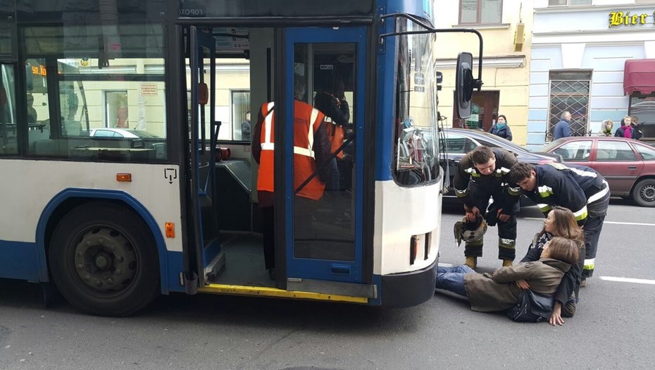 Троллейбус сбил пешехода. Люди в троллейбусе.