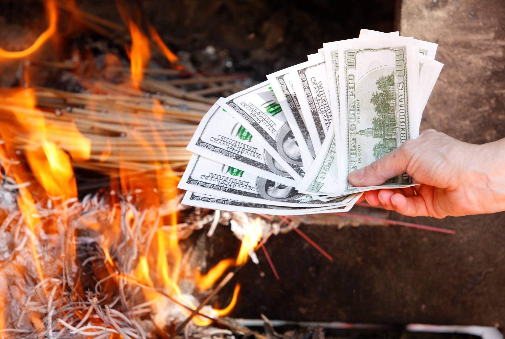 Сжигание денег. Сжигает деньги. Доллар горит. Деньги сгорают.
