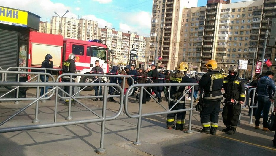 Большевиков закрыли. Бесхозная вещь в метро.