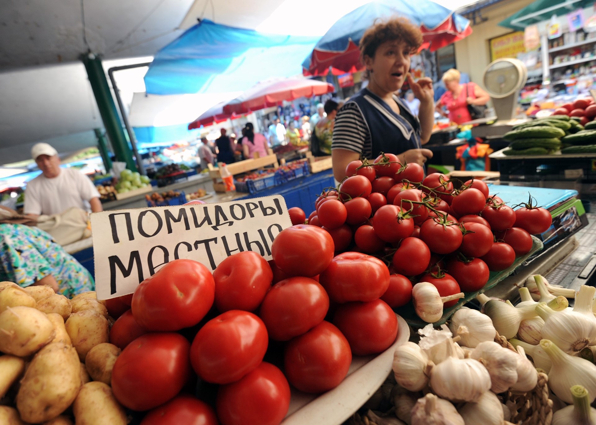 Лучшие рынки россии. Овощной рынок. Овощи на рынке. Торговля на рынке. Рынок овощей торгуются.