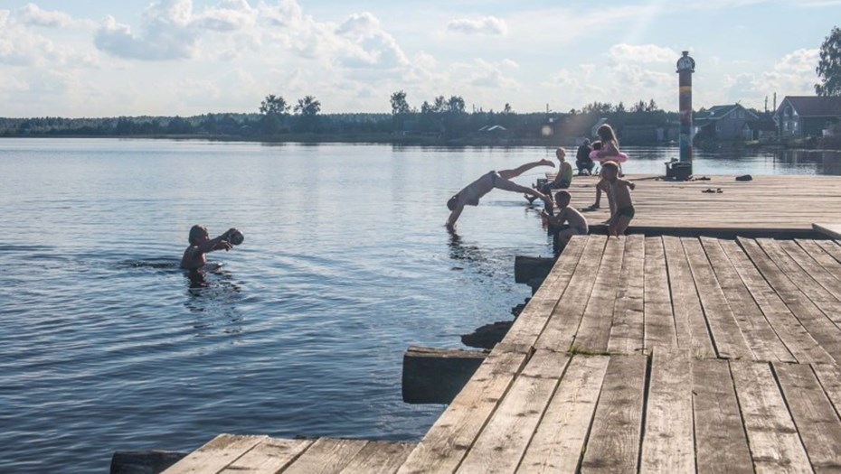 Петербург где купаться. Смородинское озеро Ленинградская область. Озера в Питере для купания. Озеро на Озерках СПБ для купания. Мостик для купания.