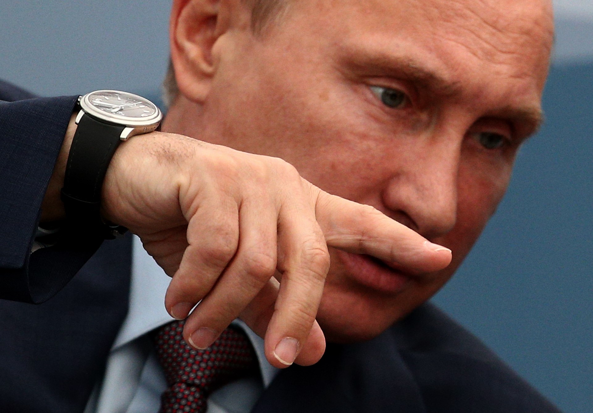 На какой руке носить часы мужские. Blancpain часы Путина. Часы Путина Patek Philippe.