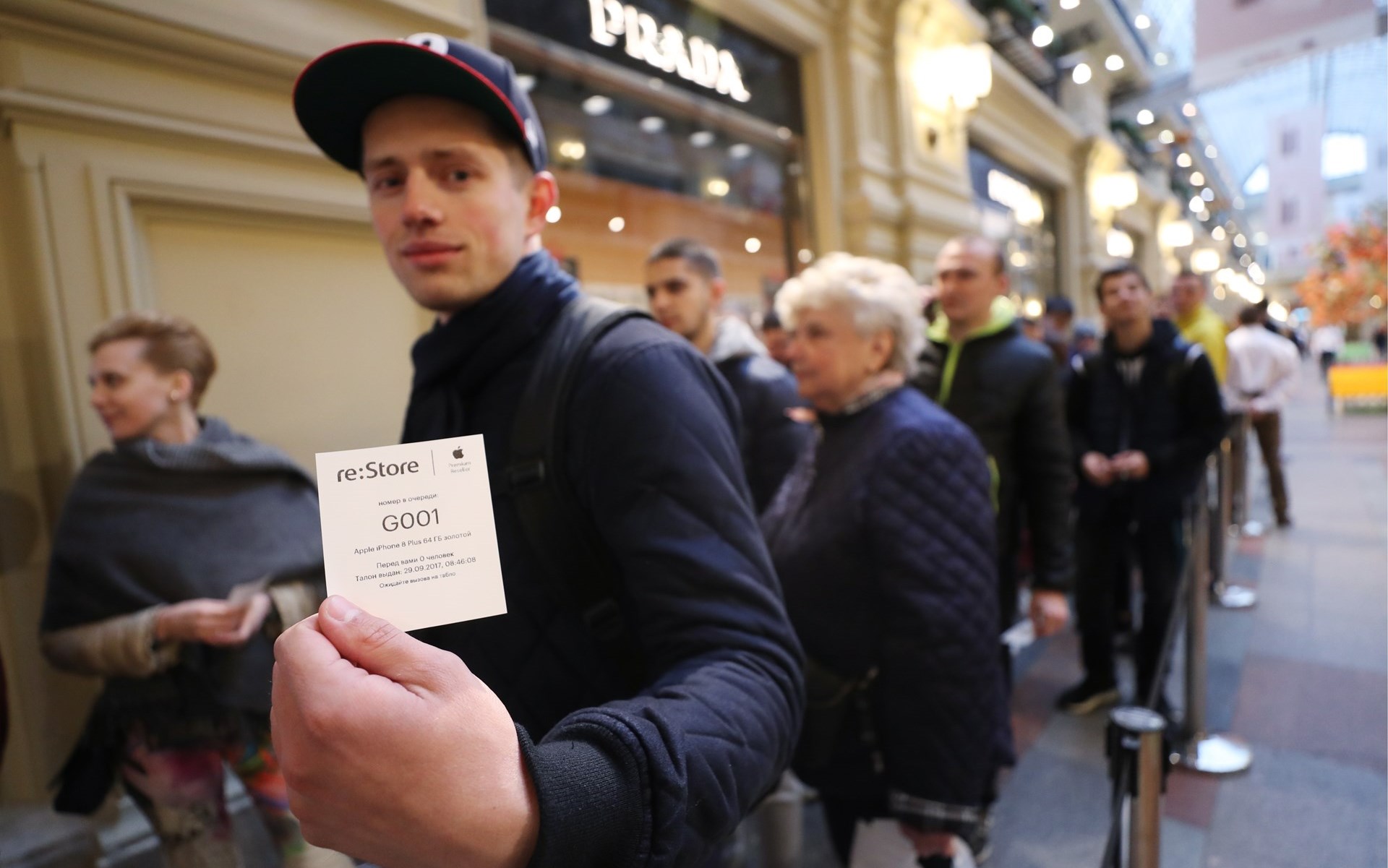 Near crowd. Очередь за айфоном. Очередь в магазин Apple в Москве. Люди в очереди за айфоном. Очередь за айфоном ГУМ.