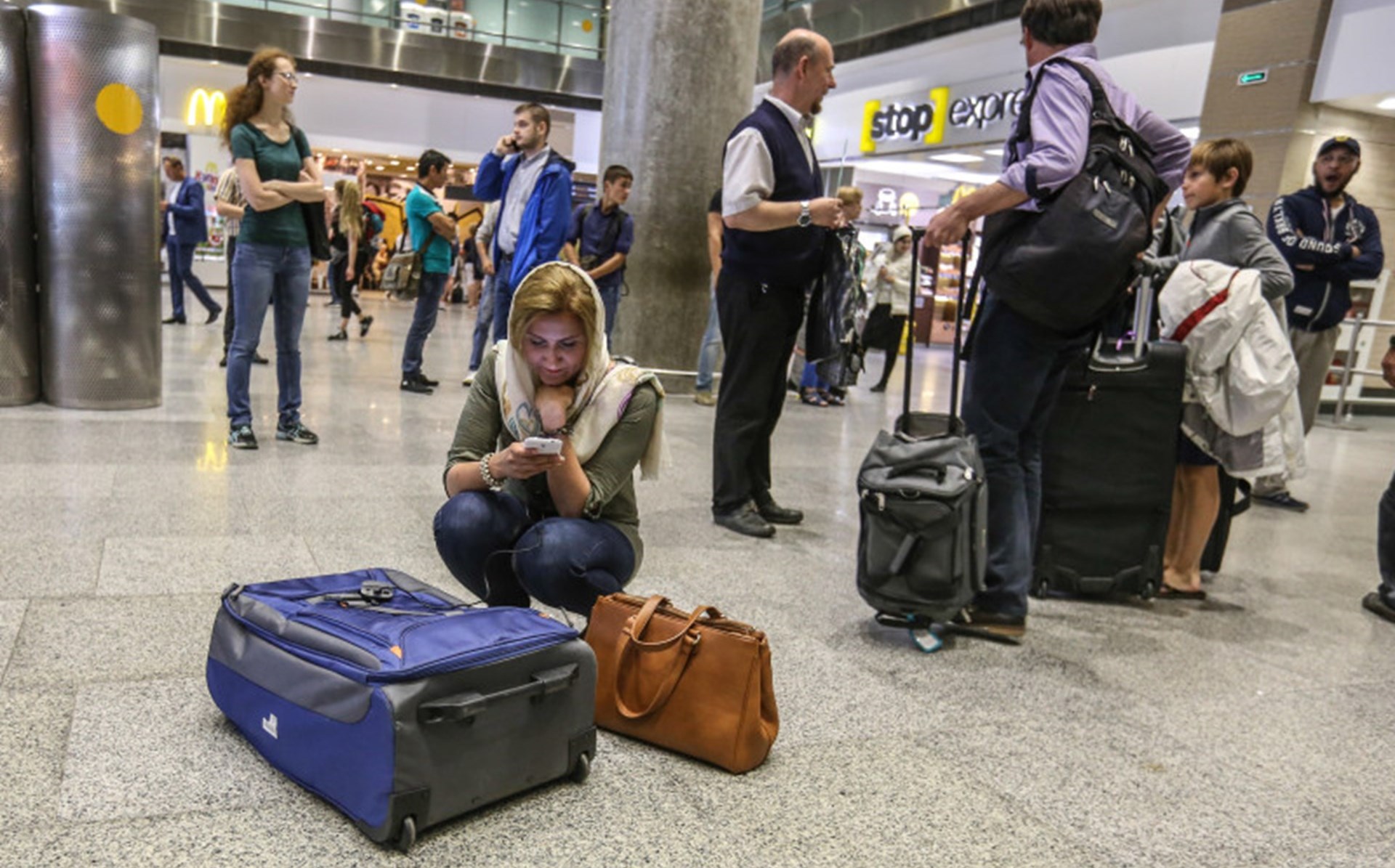 Багаж транзитом. Турист с чемоданом. Туристы в аэропорту. Люди с чемоданами в аэропорту. Пассажиры в аэропорту.
