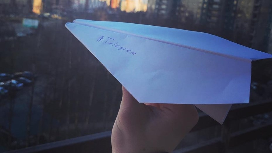 Самолет бумажный я думал королева теперь. Запуск бумажных самолетиков. Самолет бумажный с Россией. Самолет бумажный из окна. Бумажный самолетик летит.