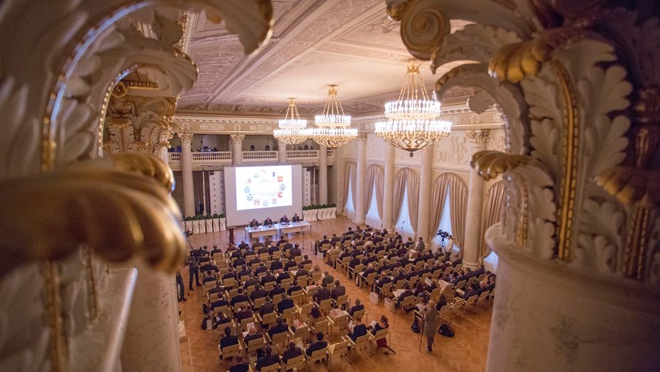Дворцовый антураж дорогого стоит. Стоимость аренды зала в петербургских дворцах доходит до 800 тыс. рублей в день