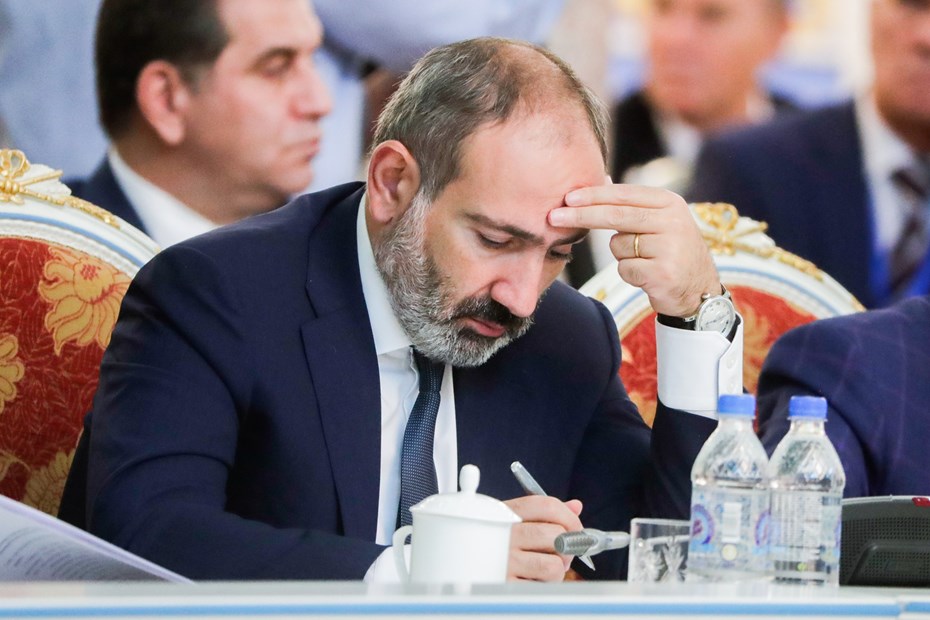 Взгляд армения. Пашинян подал в отставку. Никол Пашинян смешной. Что могут подавать в Армении большим.