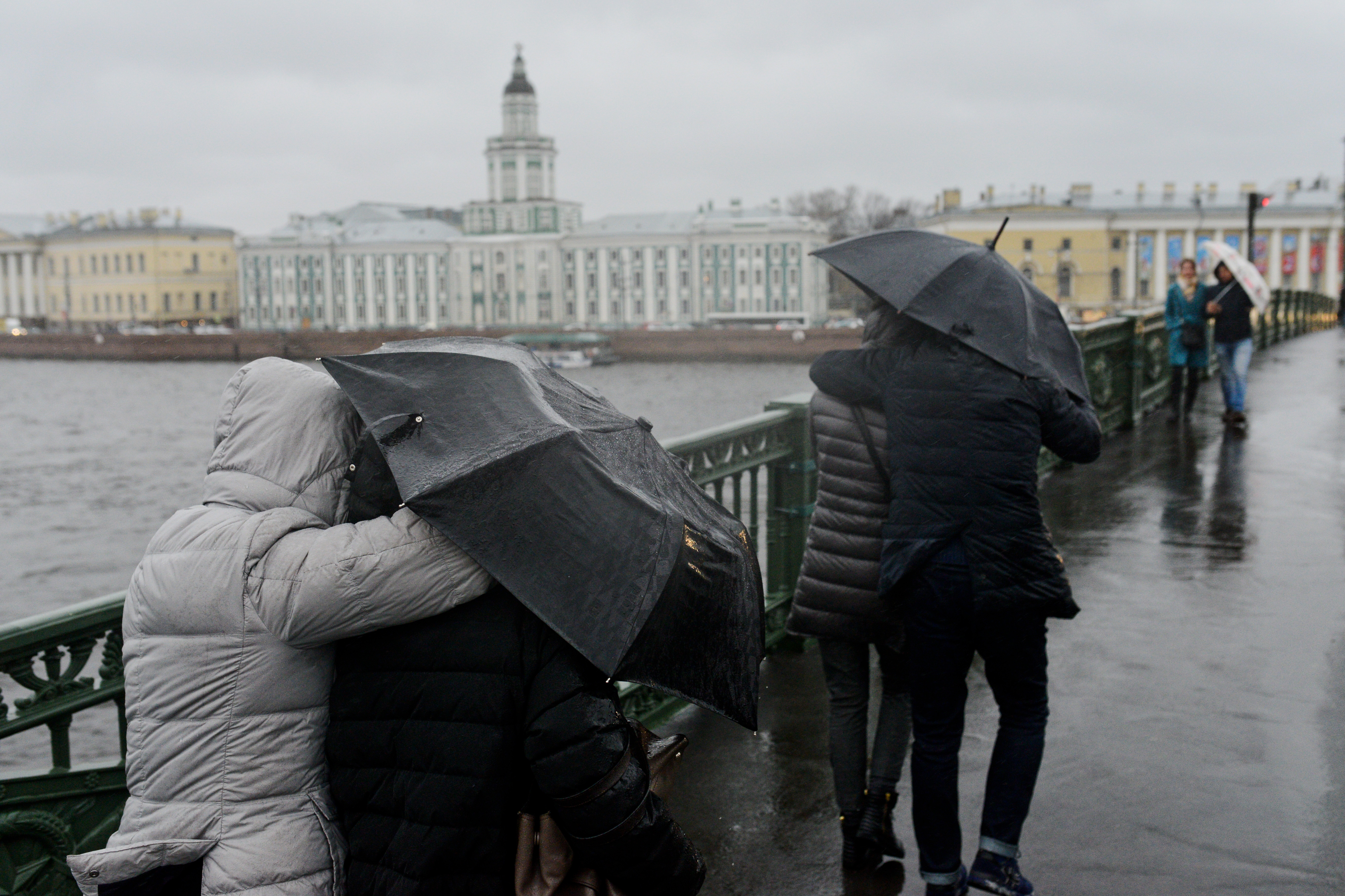 Погода в санкт петербурге 1 мая 2024. Ветер в Питере. Дождь в Питере. Питер холодно. Сильный ветер в Санкт-Петербурге.