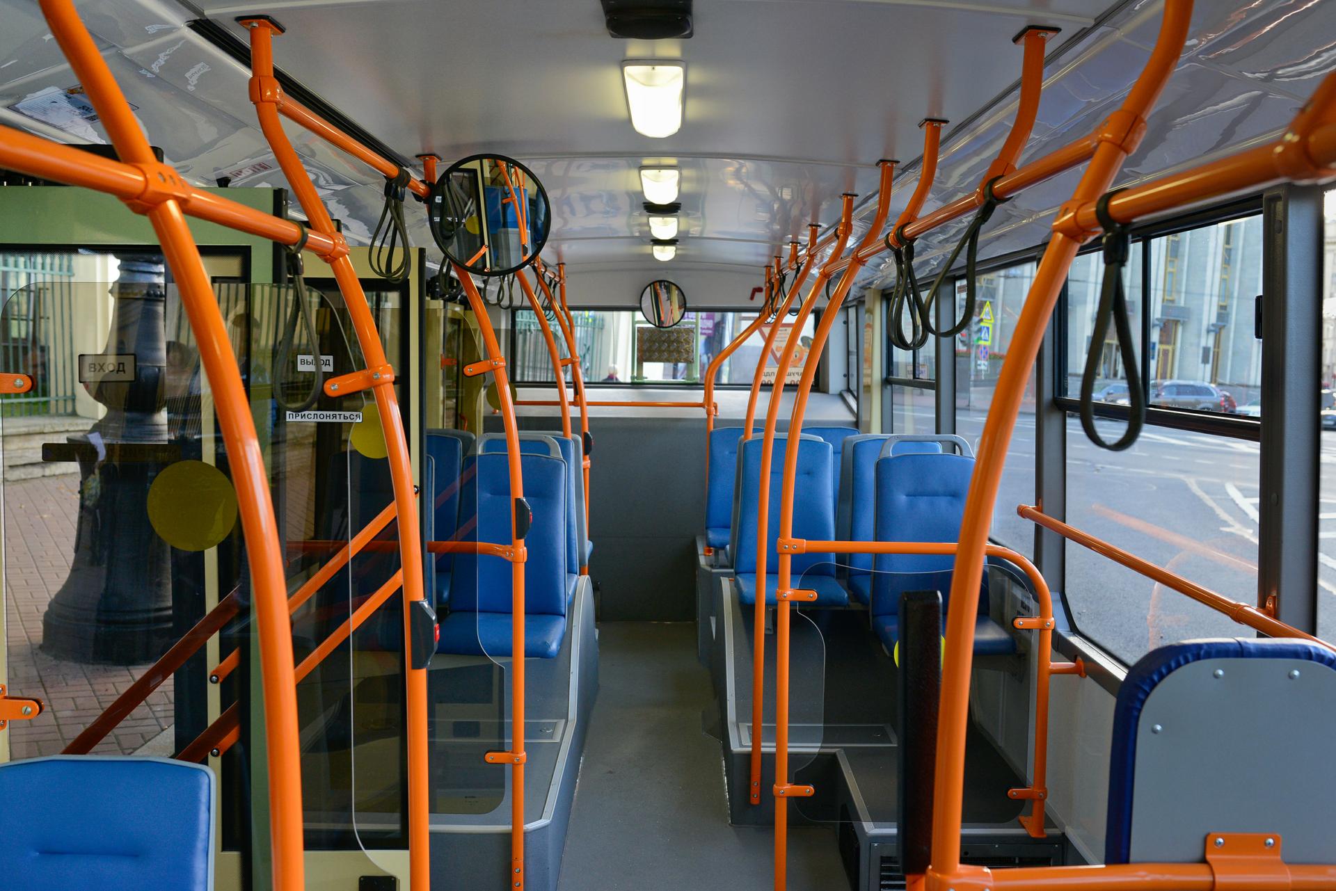 Использование общественного транспорта. МАЗ-205 автобус салон. МАЗ 205 салон. Автобус МАЗ салон. УВЗ трамвай 71 407.