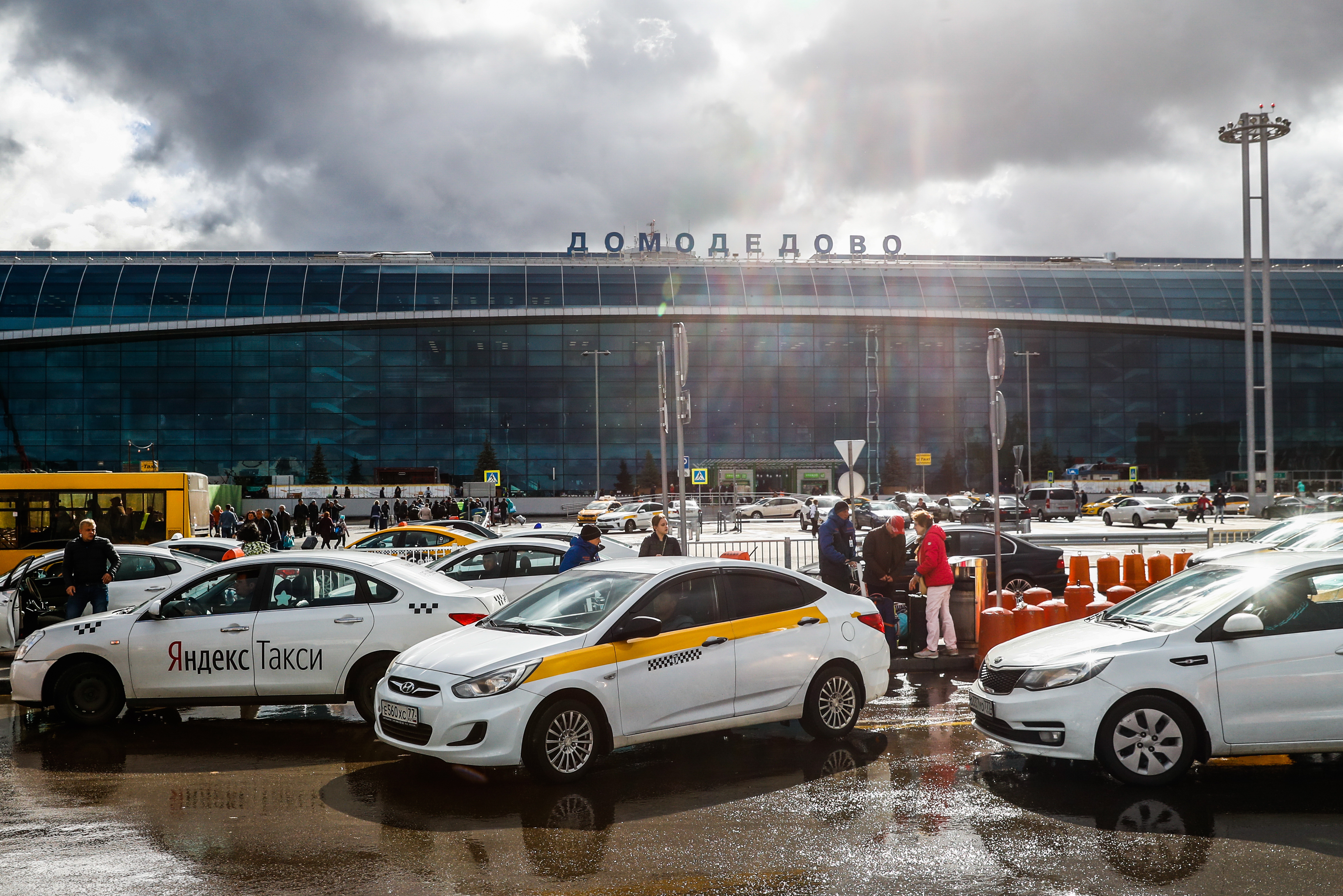Такси москвы в аэропорт домодедово. Таксисты в аэропорту Домодедово. Такси Домодедово. Такси в аэропорт.