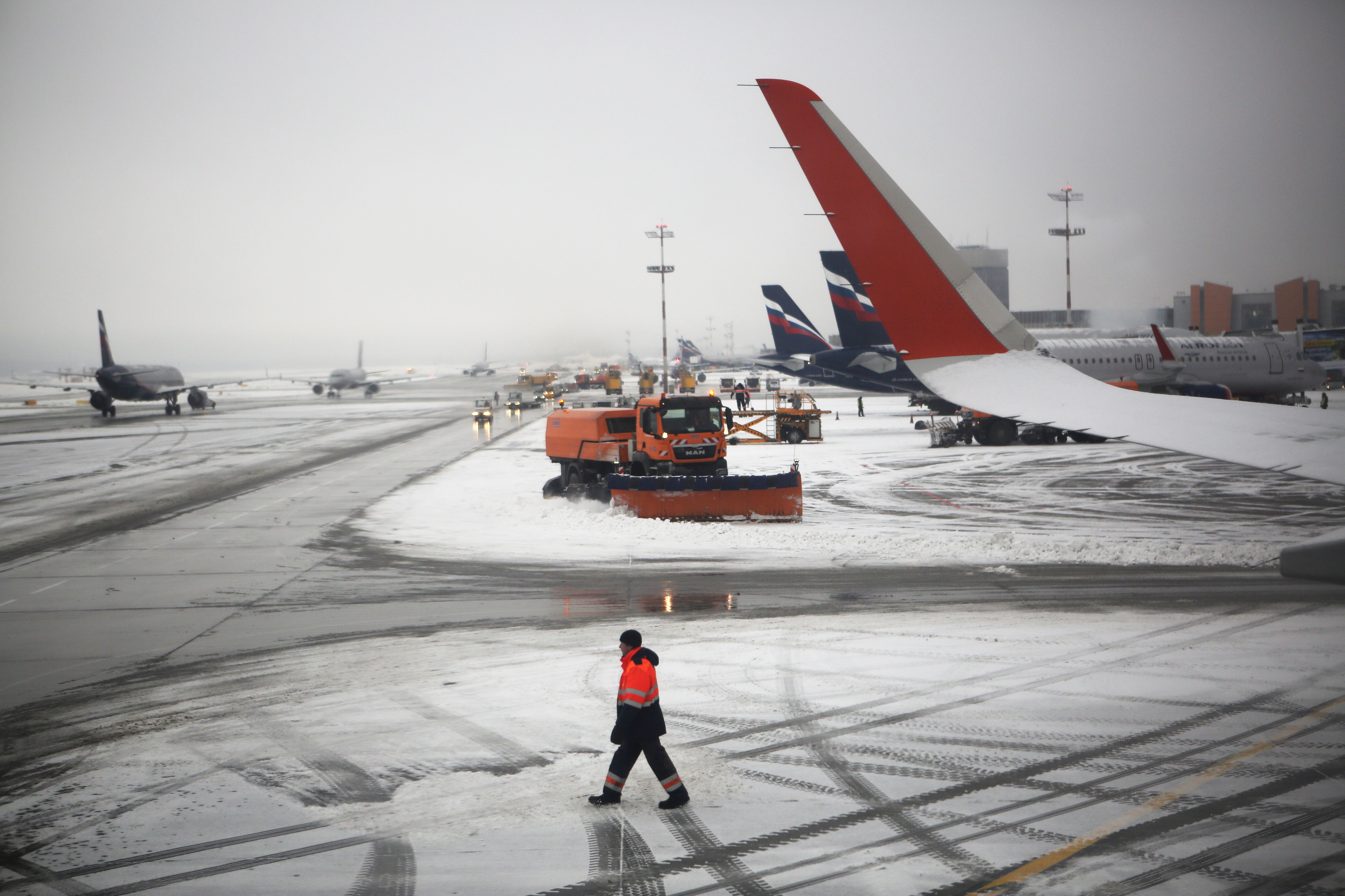 Самолеты в снегу на взлетной полосе аэропорта
