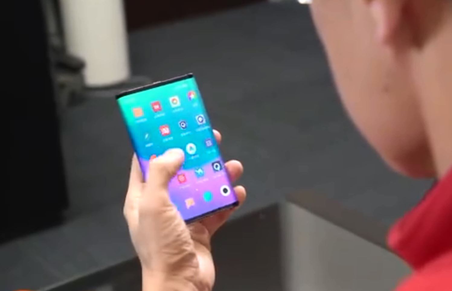 Xiaomi показала видео со своим первым гибким смартфоном