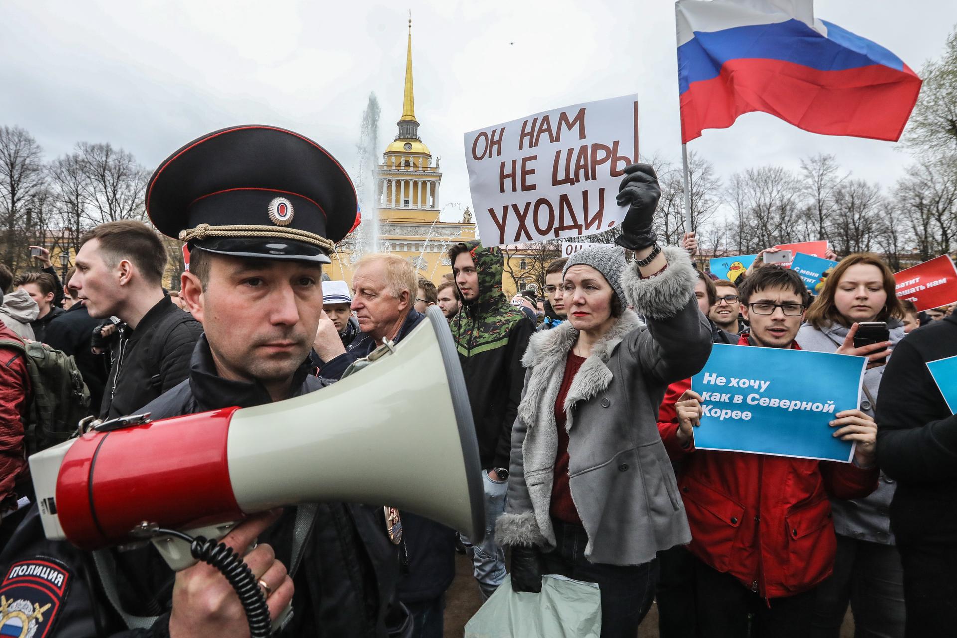 Митинг остров. Митинг в Питере. Митинг СПБ за Навального.