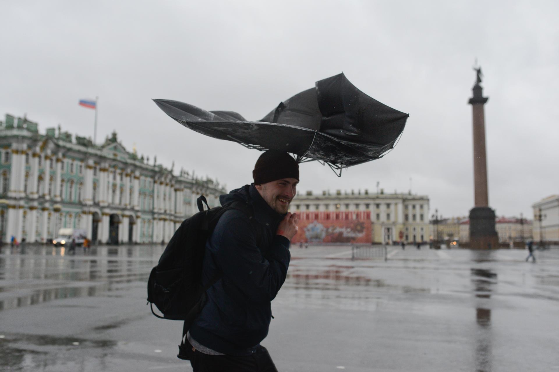 Ветер в санкт петербурге сегодня. Сильный ветер в Санкт-Петербурге. Сильный ветер в Питере. Санкт-Петербург дождь. Дождь в Питере.