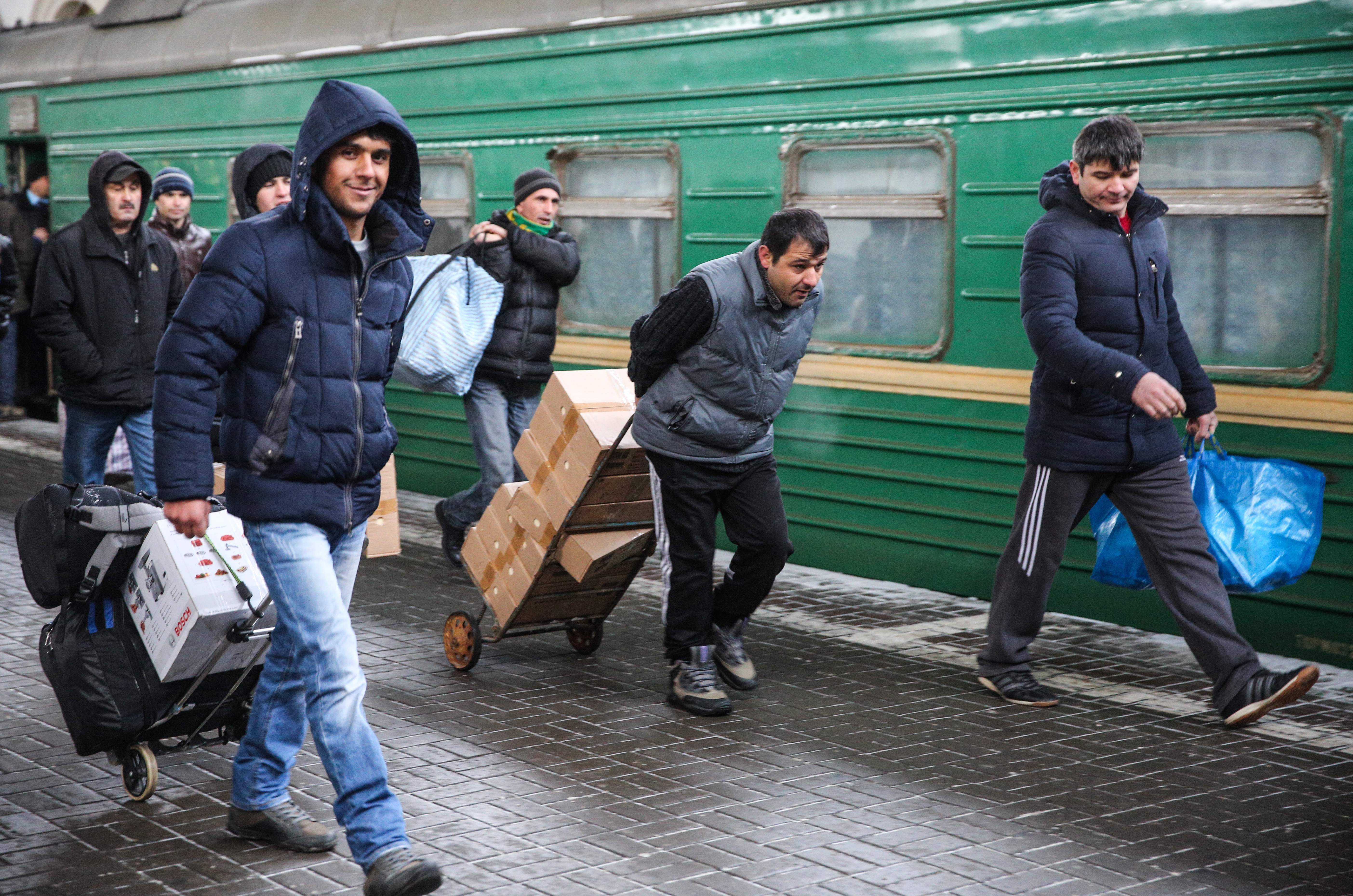 Таджики уезжают из москвы после теракта. Таджики едут в Россию. Таджикские мигранты в России. Таджикские гастарбайтеры в России. Мигранты гастарбайтеры.