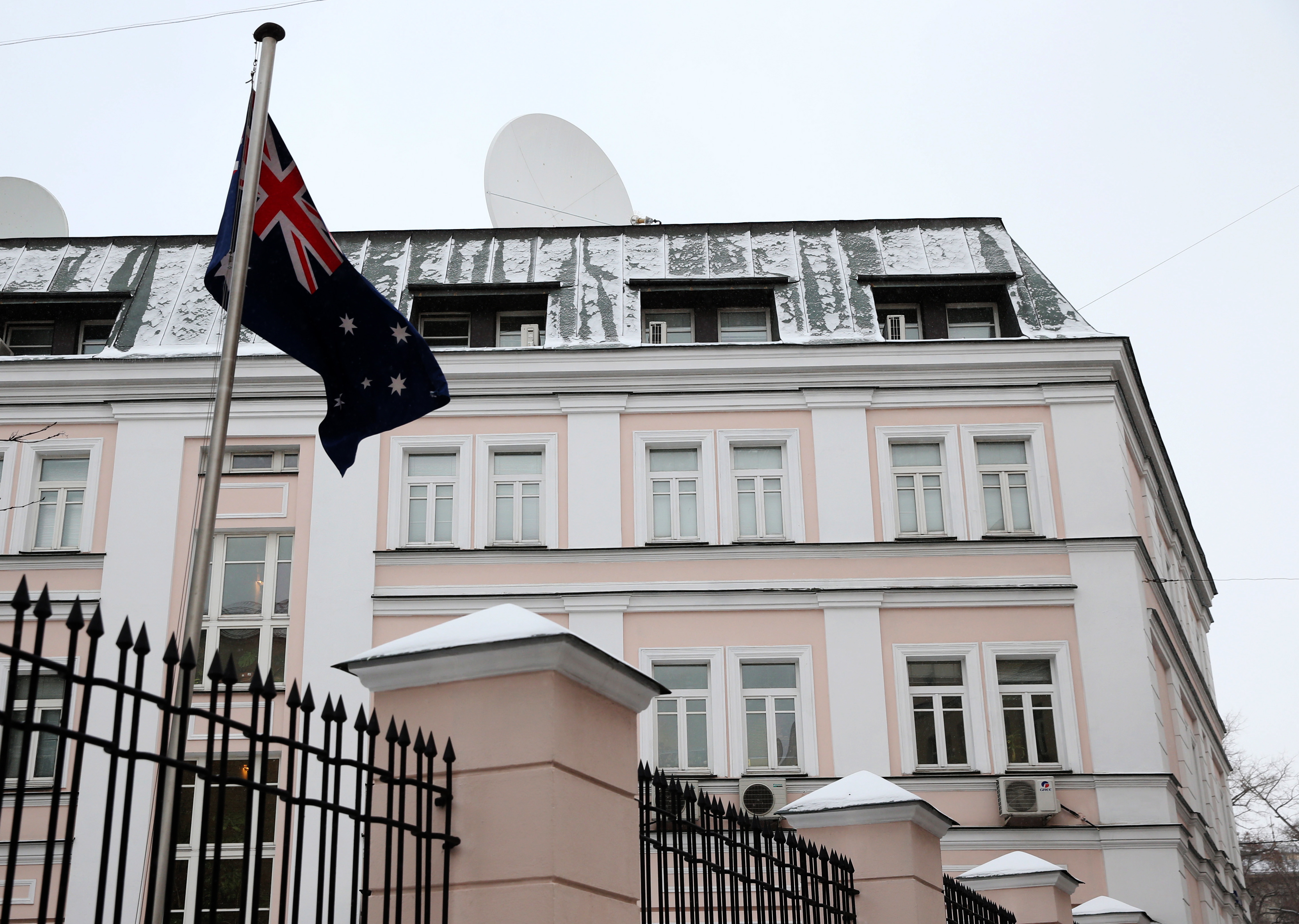Австралия против санкций. Посольство России в Австралии фото. Австралийское посольство в Лондоне. Посольство Австралии в Париже. МИД Австралии здание.