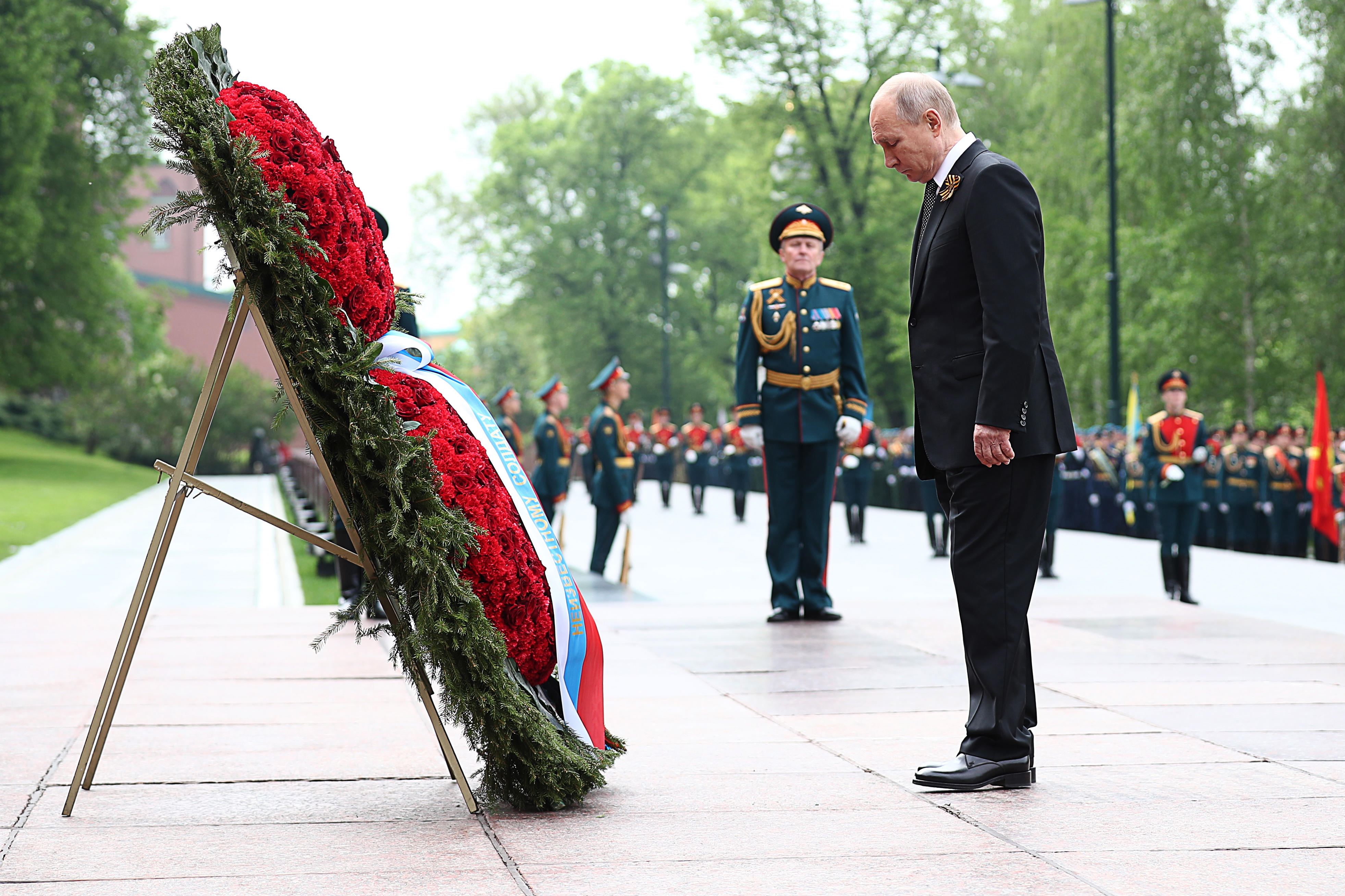 У могилы неизвестного солдата песня. Возложение цветов к могиле неизвестного солдата в Москве.