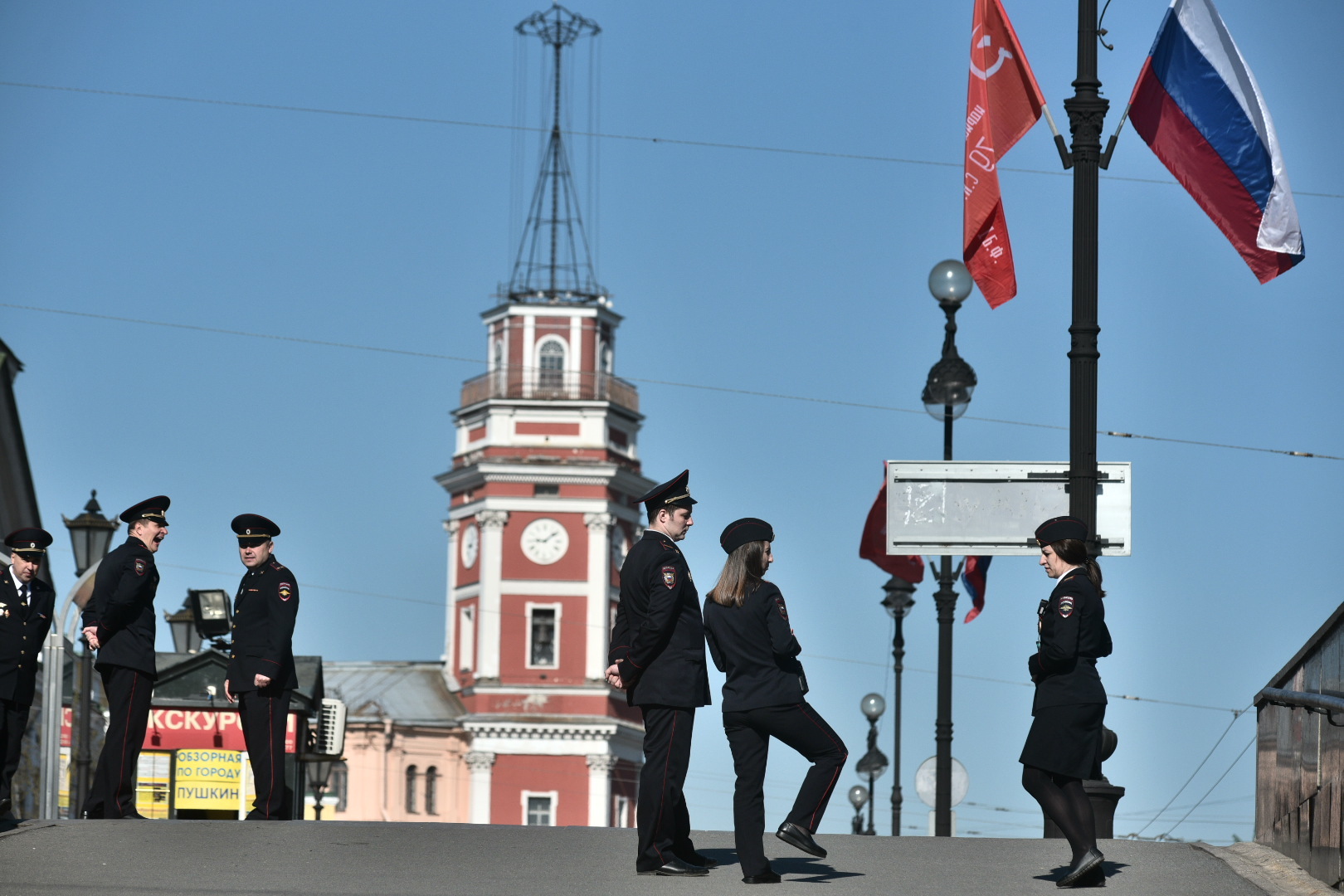 Городское общество. Чины СПБ полиции на Дворцовой набережной. Петербург закрыт. Заминировали здание военного суда Питер Дворцовая площадь со звуком.