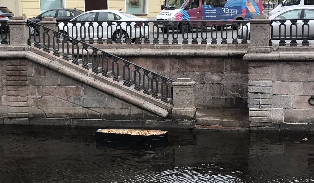 В Петербурге раскрыли тайну черного гроба, плывшего по каналу Грибоедова