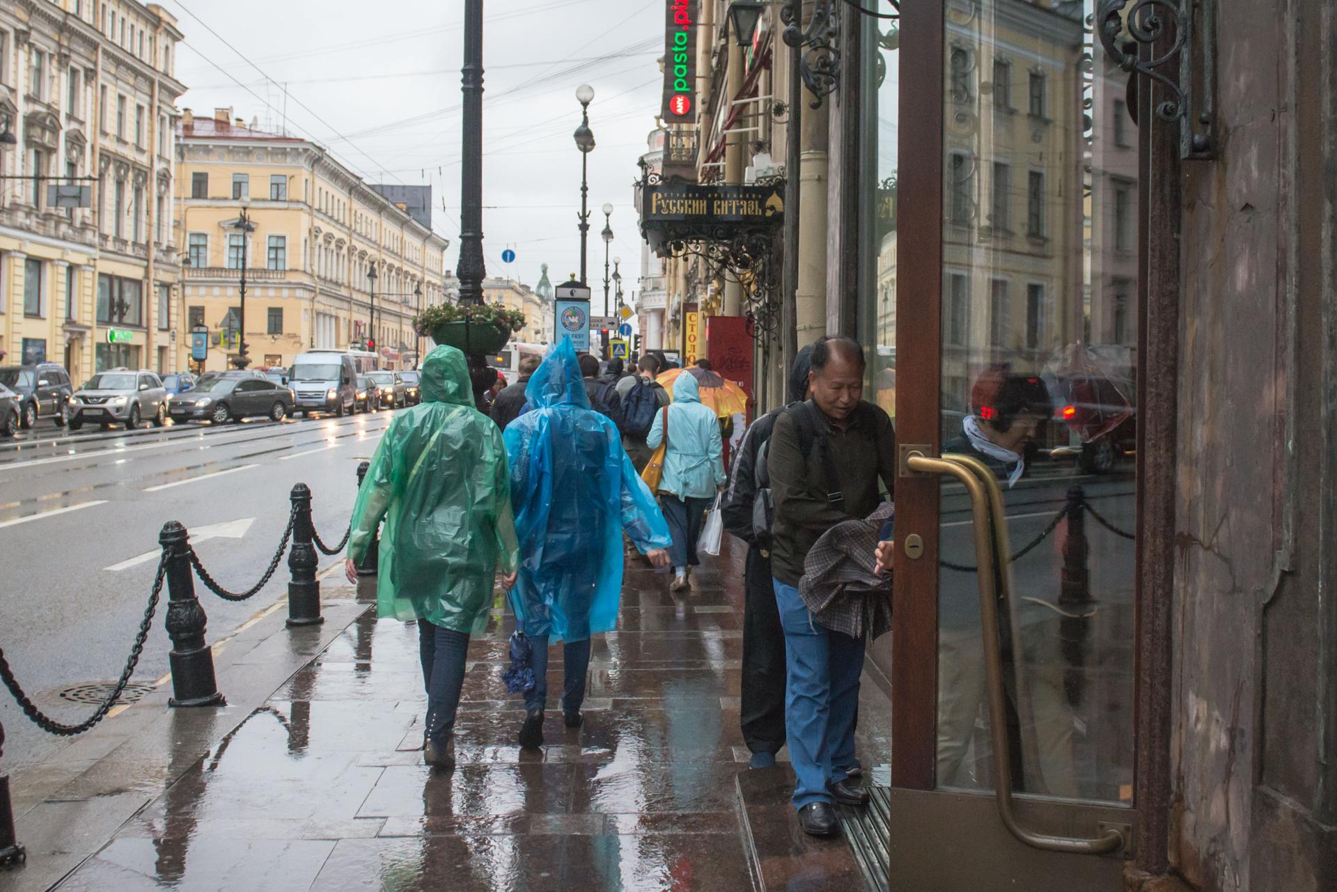 Там сейчас прохладно. Дождь в Питере. В Петербурге сегодня дожди. Дождь в Питере картинки. Санкт-Петербург сегодня.