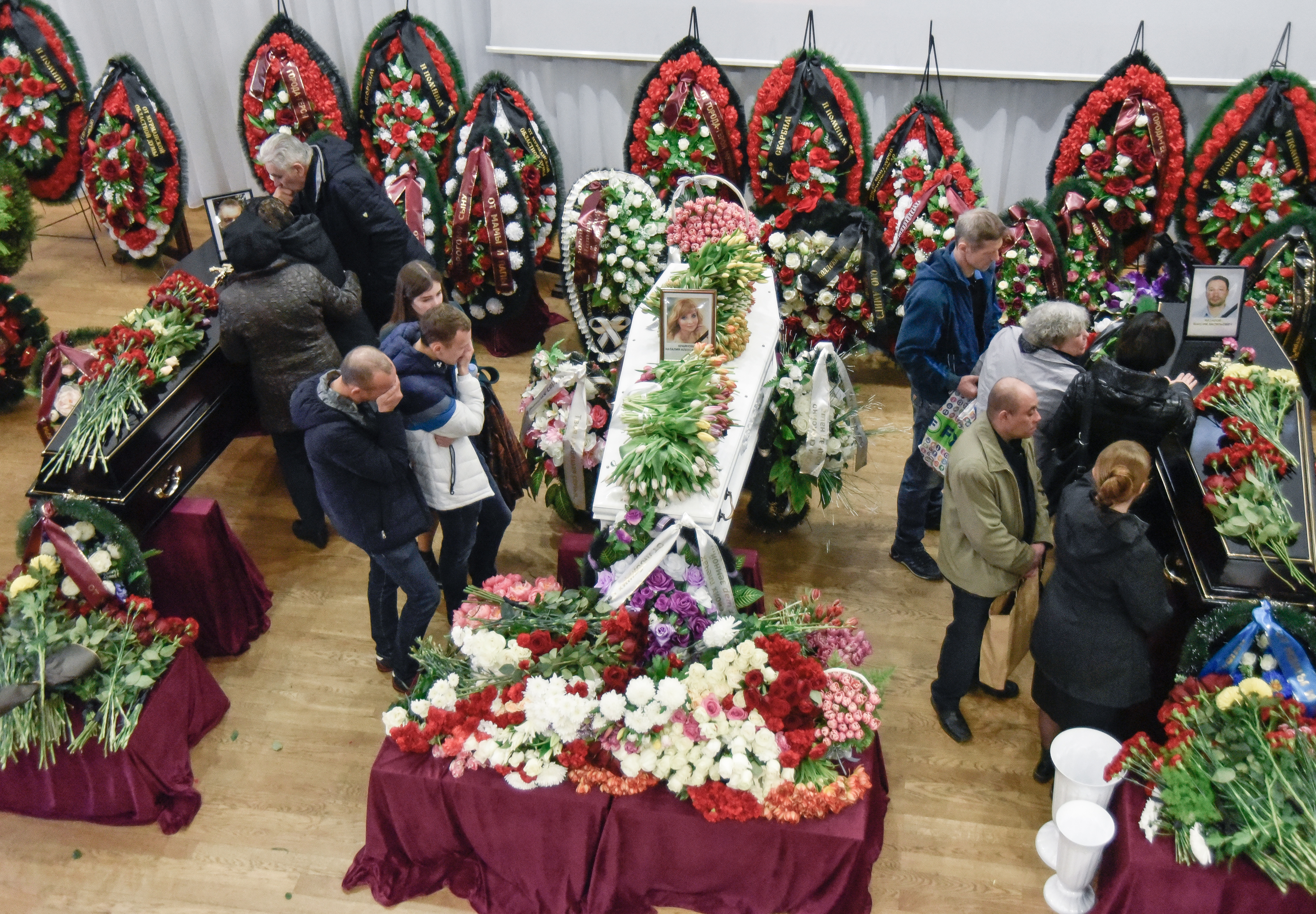Что последнее читал сегодня. Похороны погибших в авиакатастрофе. Могила Калоевых. Прощание в ДК Кирова.