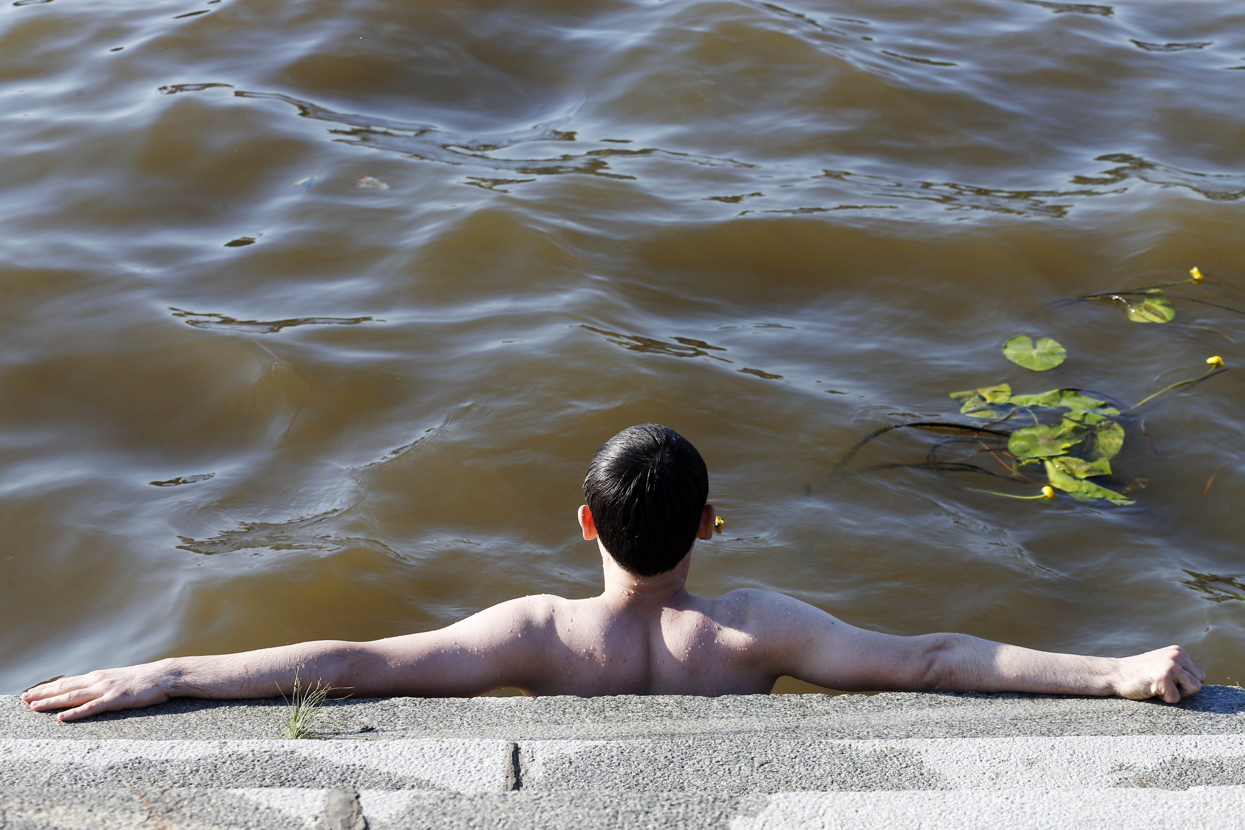Можно ли купаться в речке. Купание в озере. Безопасное место для купания. Купание в Москве реке. Купаются в Москве реке.