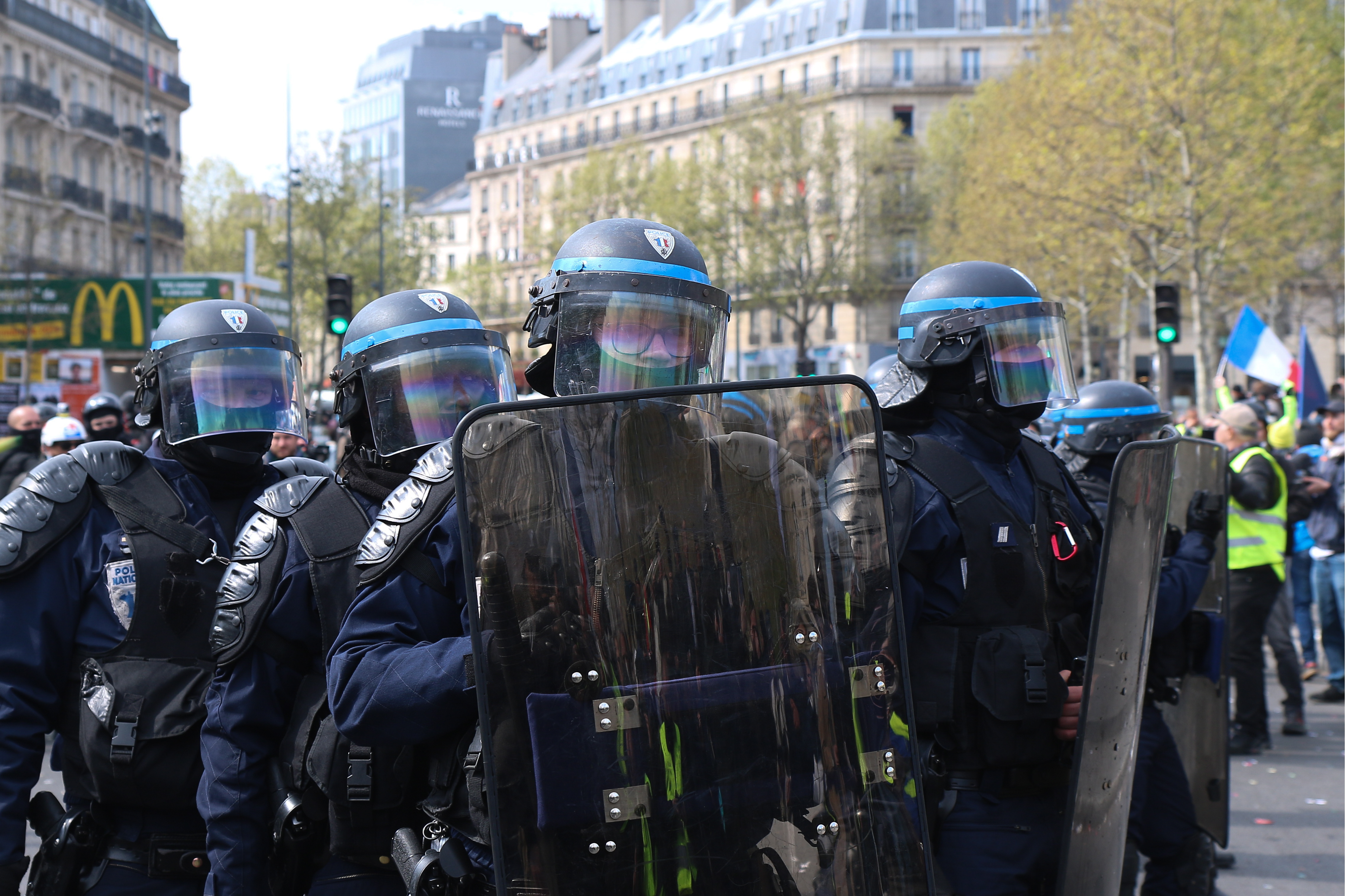 В Париже после парада в День взятия Бастилии начались беспорядки