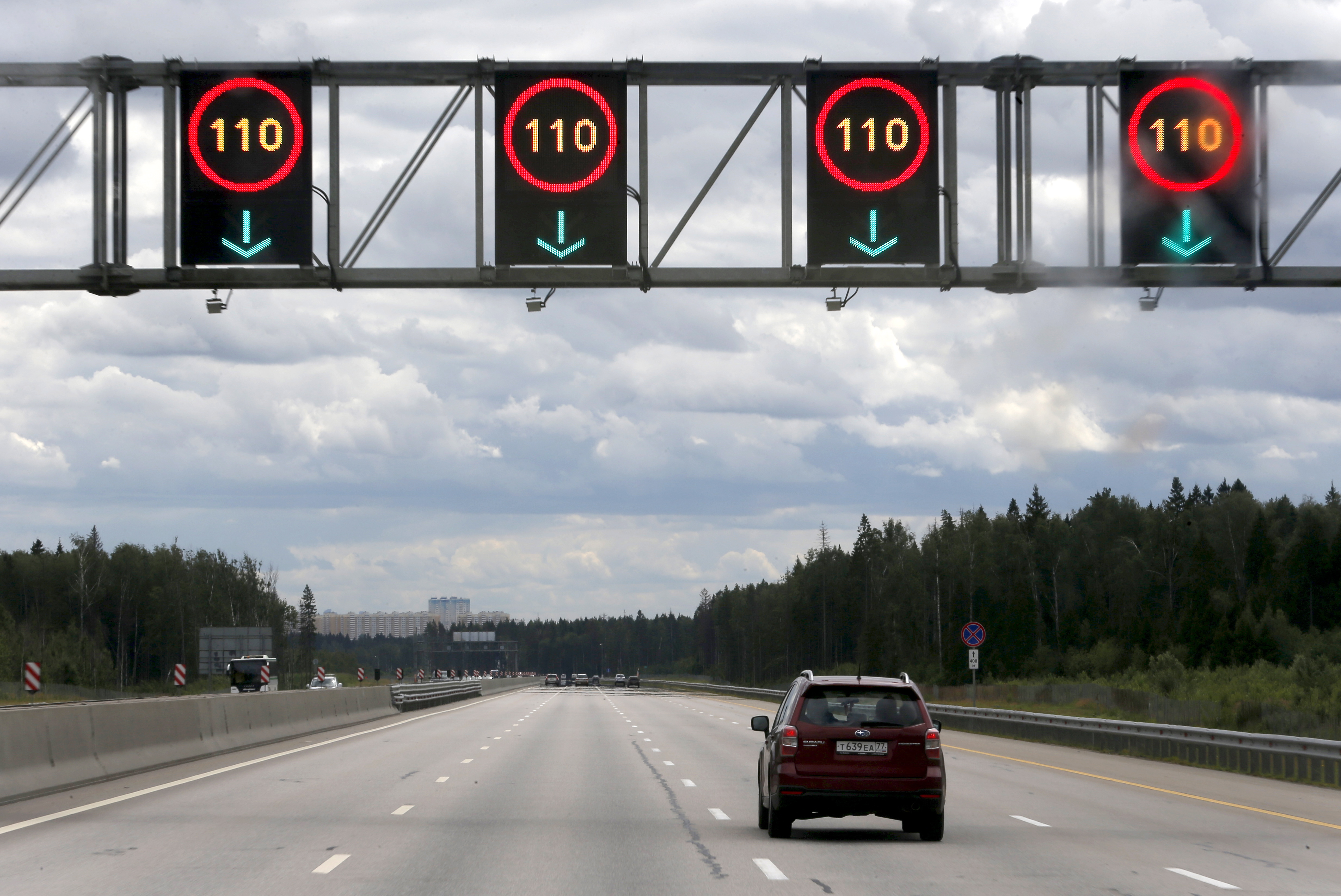 М4 можно ехать. Ограничение максимальной скорости на дороге. Знак автомагистраль ограничение скорости. Разрешенная скорость на автомагистрали. Ограничение скорости на платной дороге.