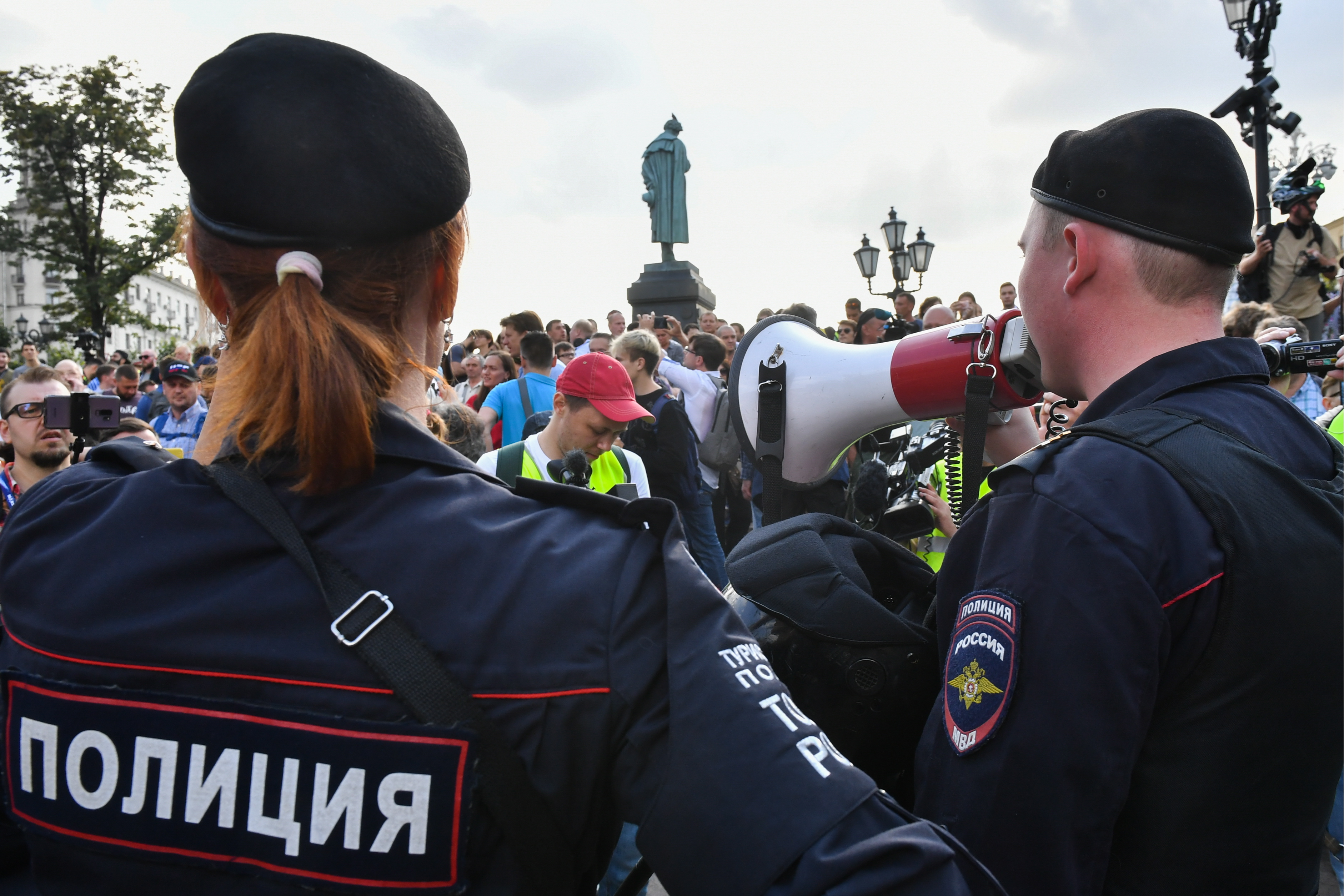 Выход полиции. Полиция и граждане. Полиции разрешено. Вежливый полицейский. Полиция Кремль.