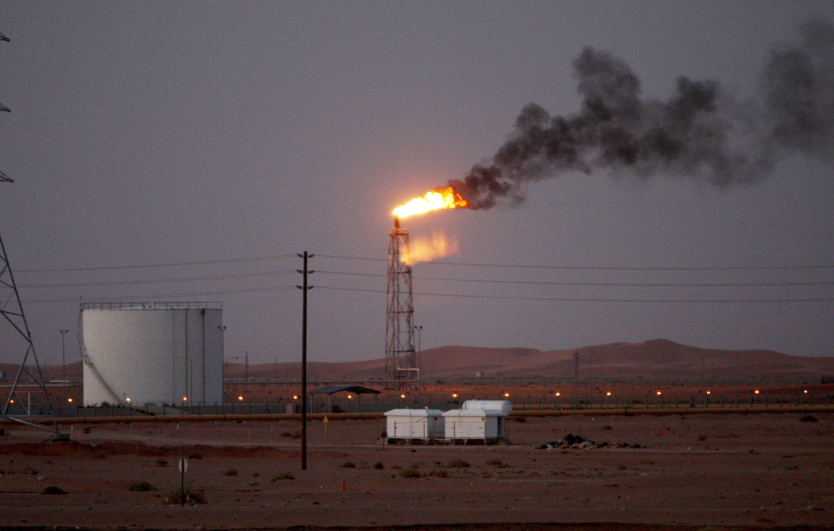 Саудовская аравия нефть газ. Нефтеперерабатывающий завод в Саудовской Аравии. Нефтяная компания в Саудовской Аравии Aramco. Завод в Саудовской Аравии Арамко. Добыча нефти Сауди Арамко.
