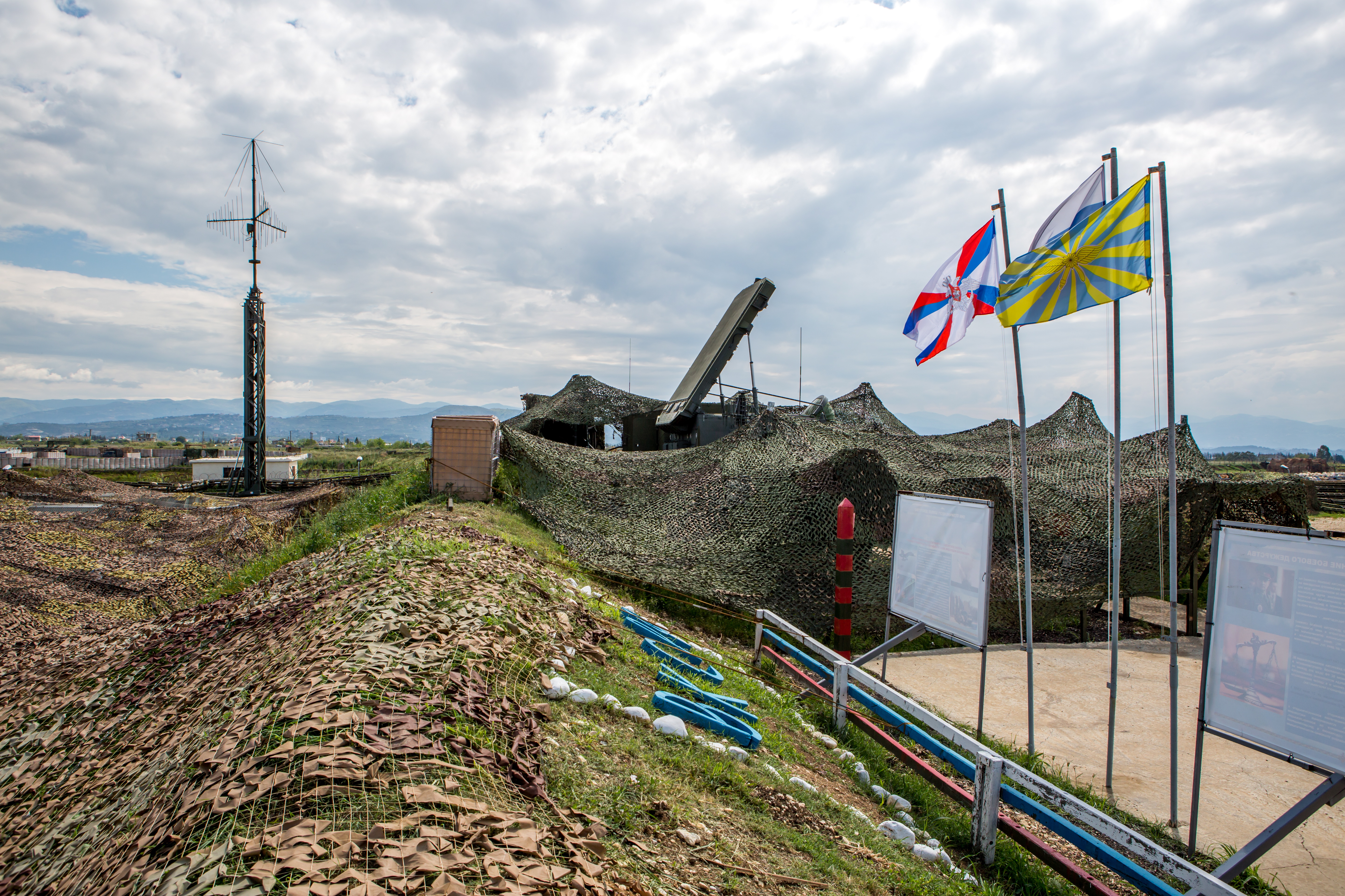 Russian base. Хмеймим авиабаза ПВО. Аллея инженерных войск Сирия. База России атакована. Открытие аллеи инженерных войск в Сирии.