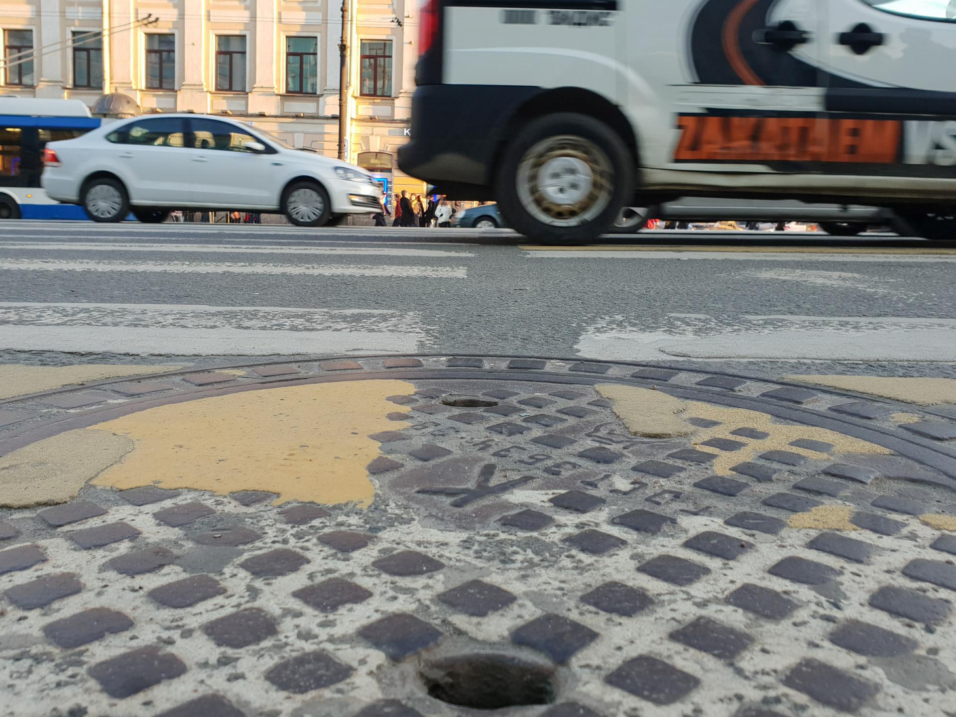 Прокуратура Петербурга проверит видео с падением ребенка в канализационный  люк