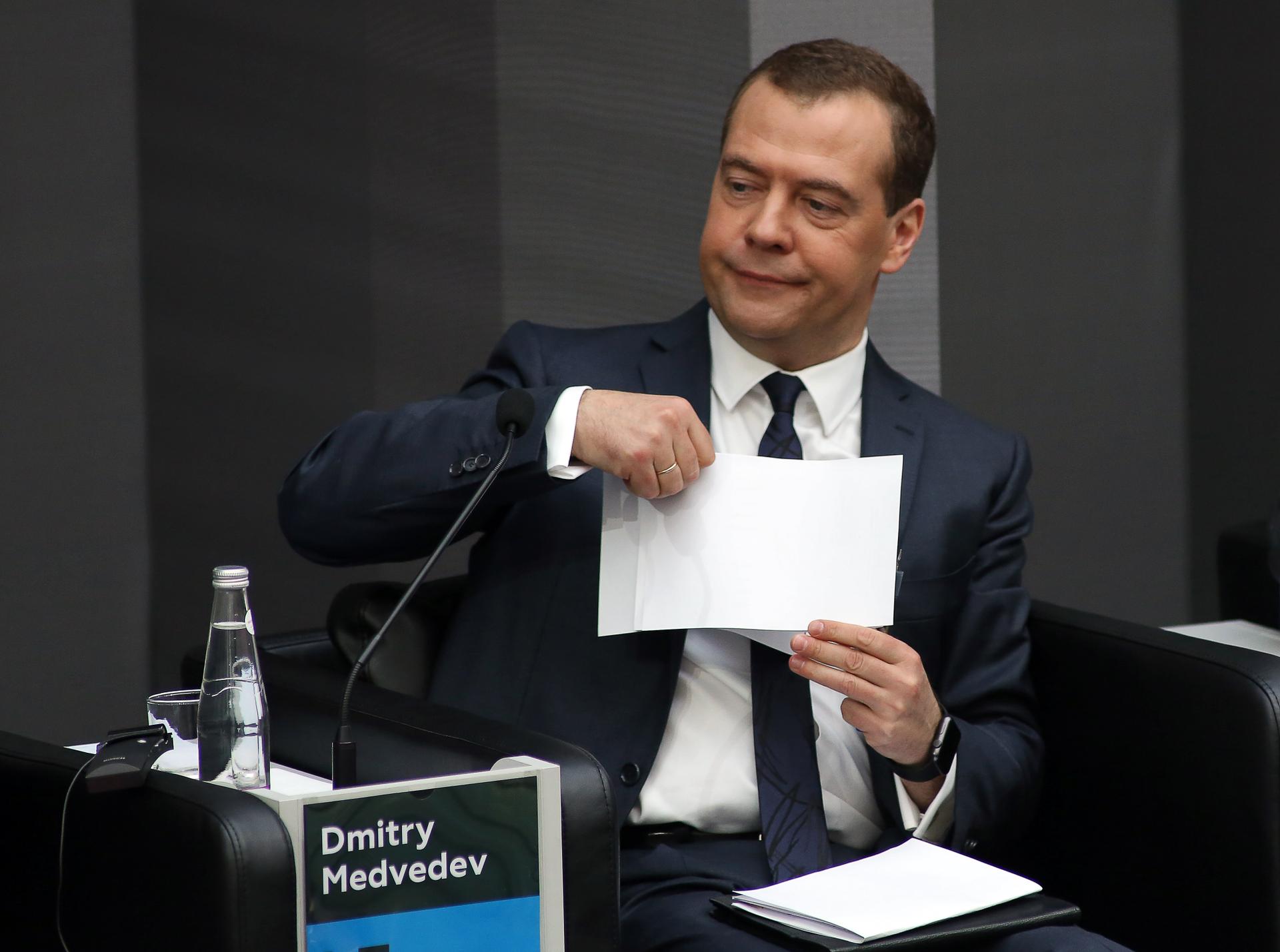 Посты Медведева из серии "кто как обзывается -- тот сам так называется..."