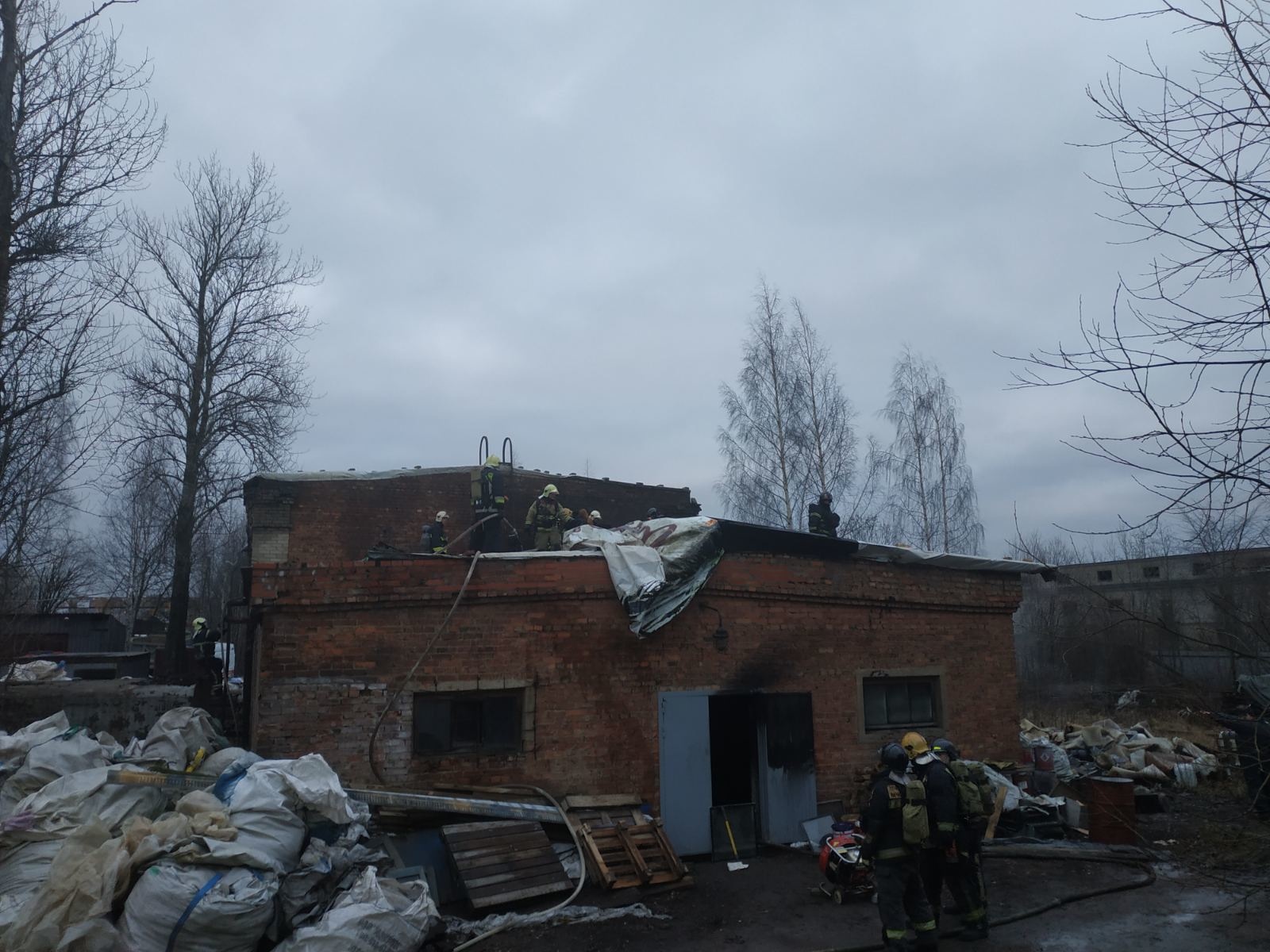 Петро славянка колпинский. Пожар в Колпинском районе.. Склады в Петрославянке. Горит склад в Колпино.