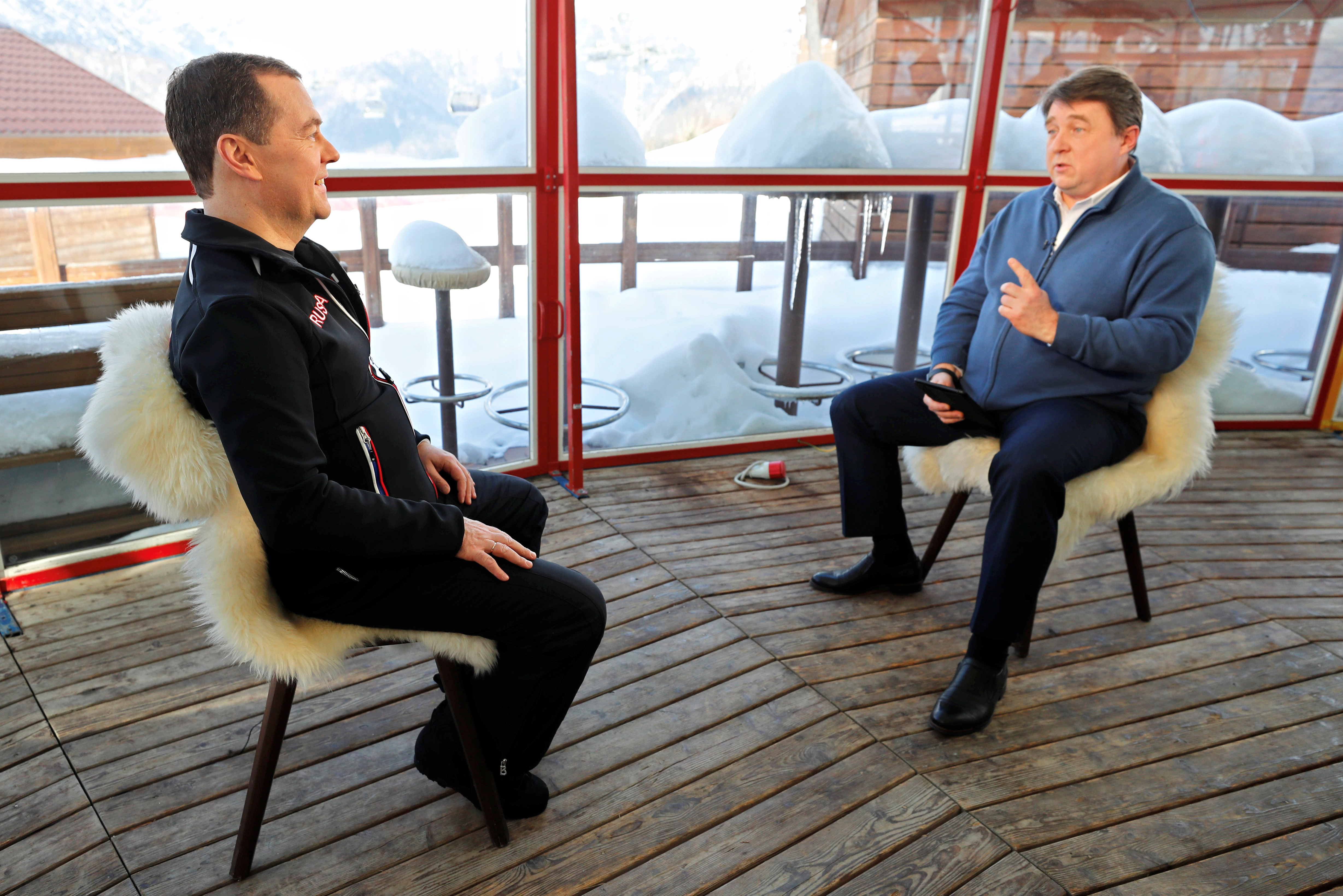 Интервью российским сми дмитрия медведева. Медведев в пальто. Пальто Медведева.