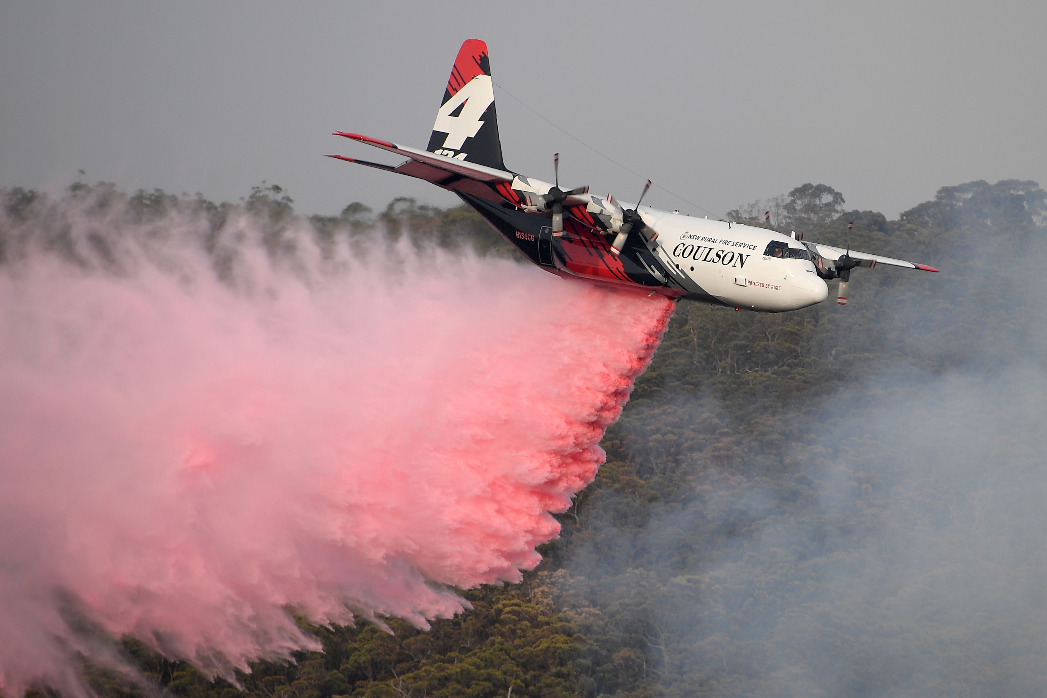 Самолет тушит пожар. Пожарный самолет. Самолёт для тушения лесных пожаров. Пожарный самолет тушит огонь.