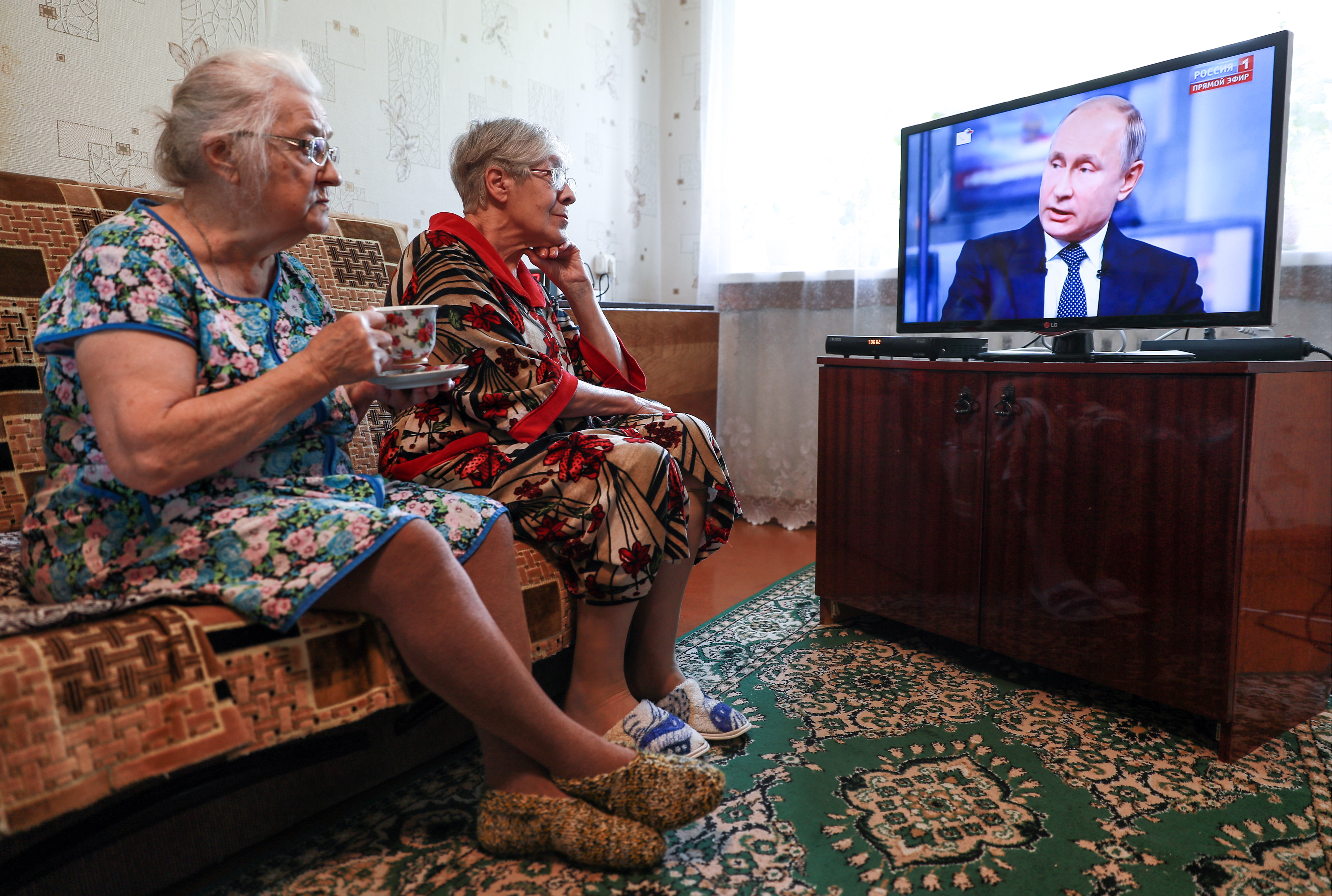 Можно ли пенсионерам. Пенсионеры в России. Российские пенсионеры. Бабушка у телевизора. Пожилые люди в России.