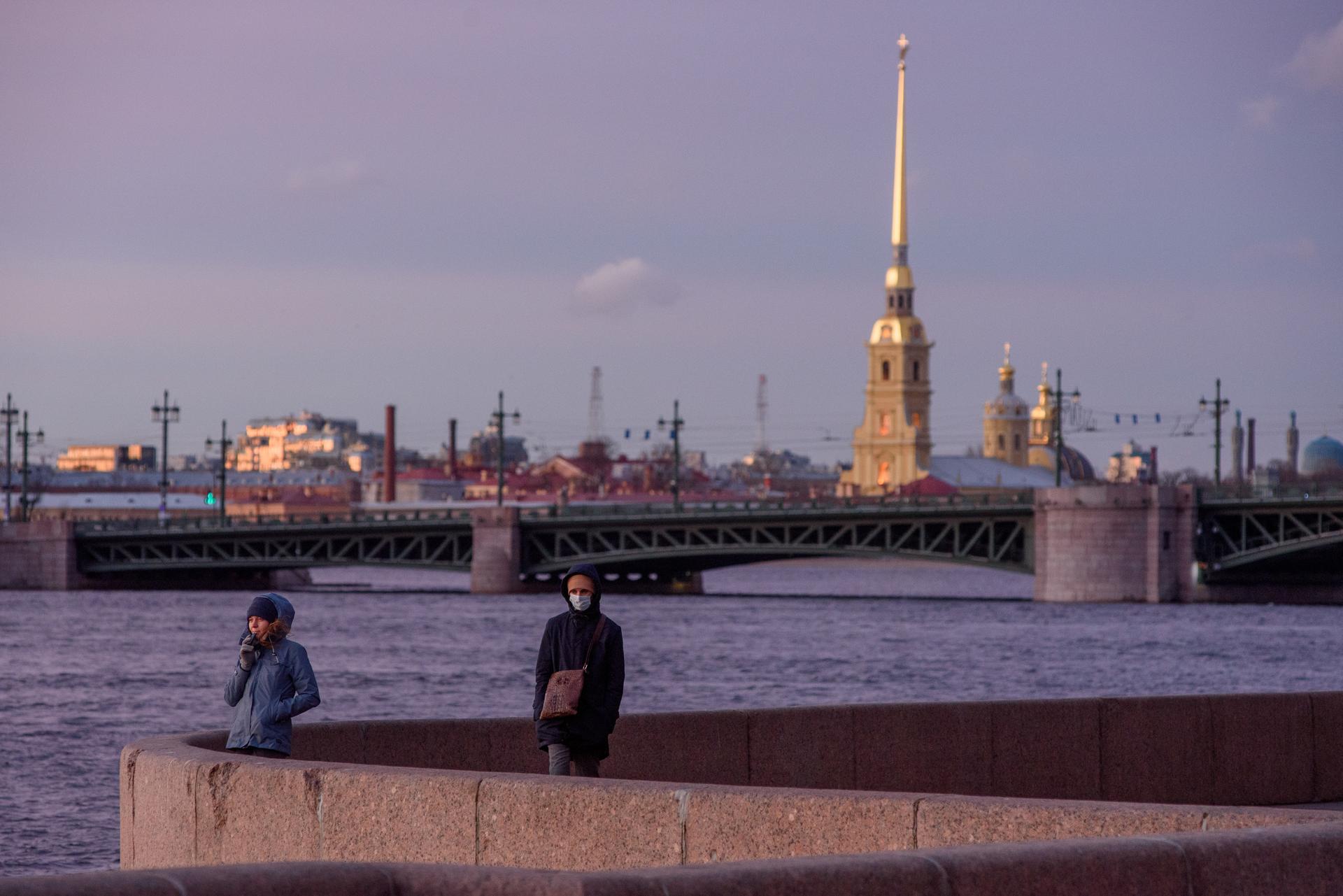 Челябинск петербург. Хребты Беглова Питер. Безлюдный Петербург Беглов на фоне.