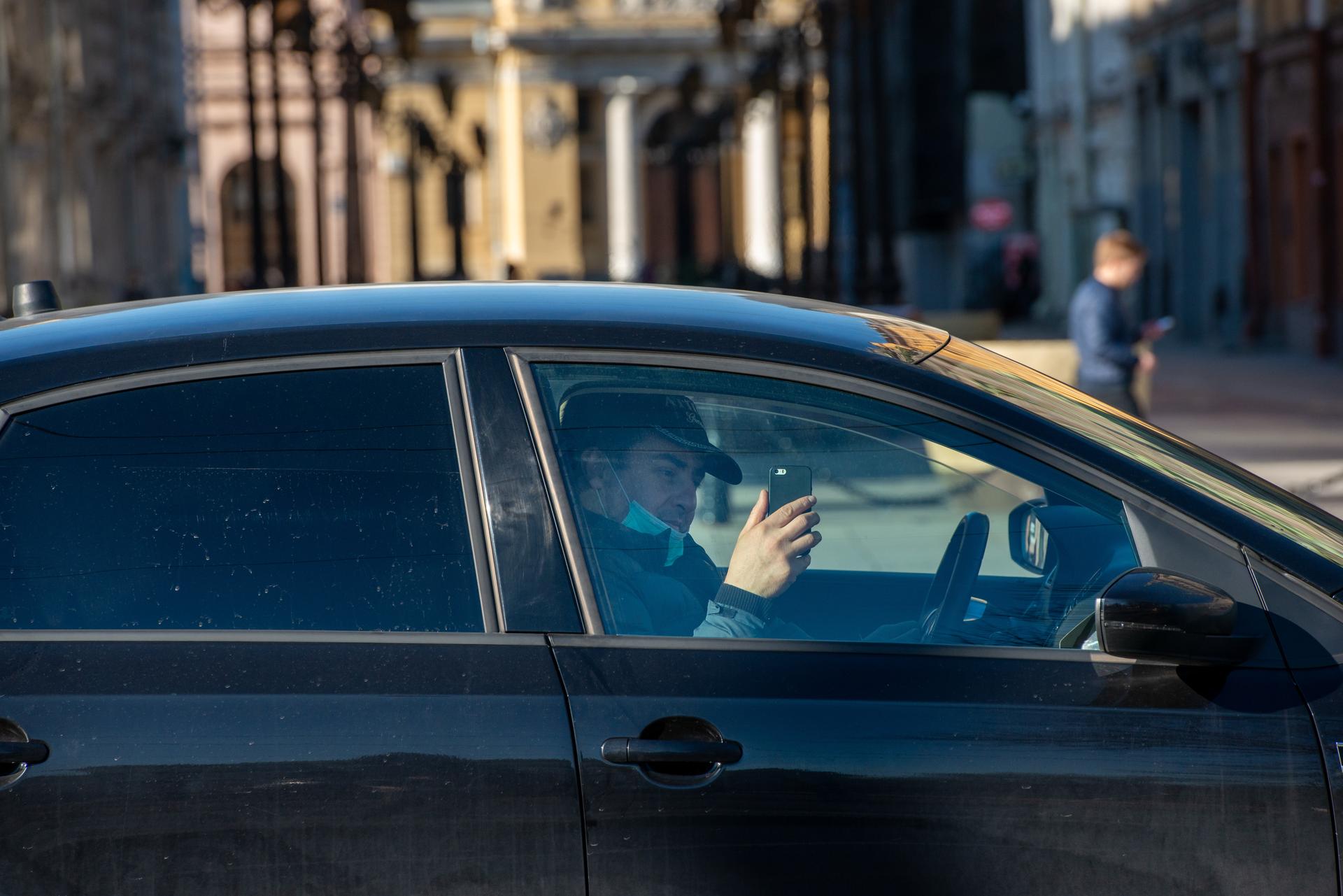 Въезжающие в Новгородскую область начали получать СМС-предупреждения