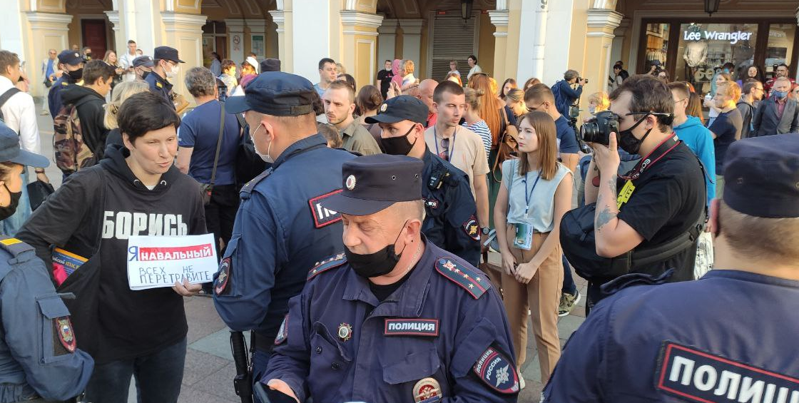 Навальный живи. Навальный около полицейского участка. Символ Навального. В Петербурге активисты ультра. Навальный жил в москве