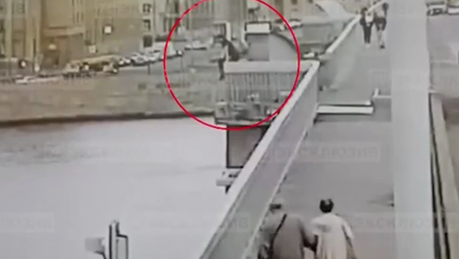 Парень прыгает с моста