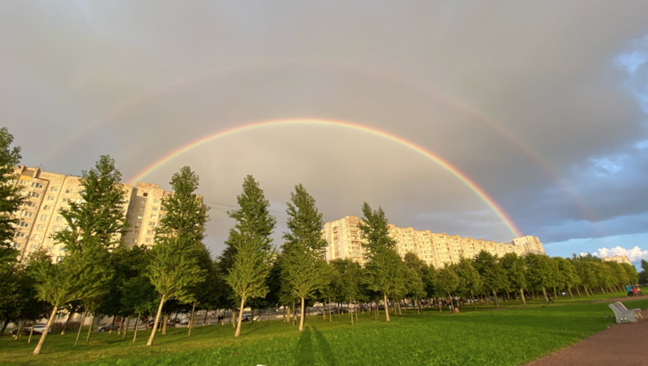 В небе над энгельсом. Двойная Радуга в Москве над МГУ журфак. Радуга. Радуга в небе в городе. Радуга над городом.