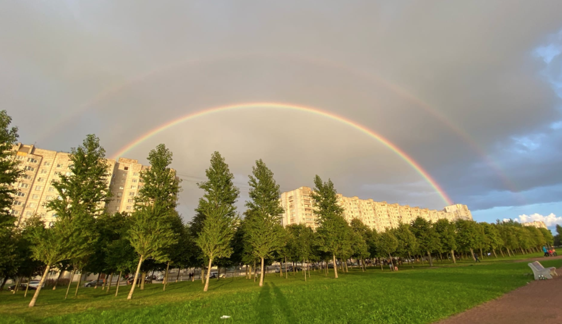 Радуга москва. Двойная Радуга в Москве над МГУ журфак. Столица Радуга. Радуга Витебский. Радуга вечером в небе.