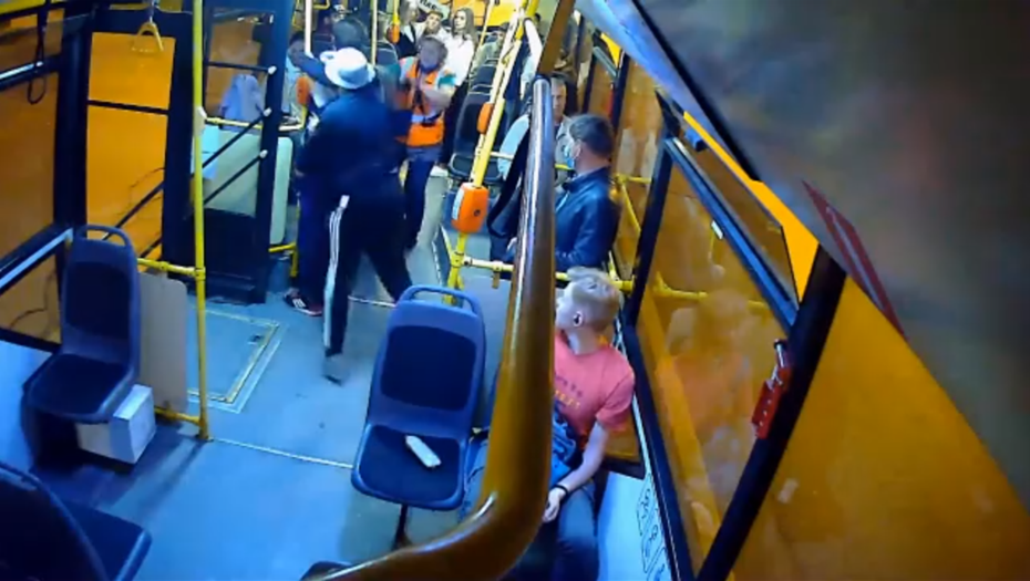 В минуты когда троллейбус с пассажирами. Троллейбус Санкт-Петербург кондуктор. Пассажиры троллейбуса. Кондуктор троллейбуса. Кондуктор и пассажир.
