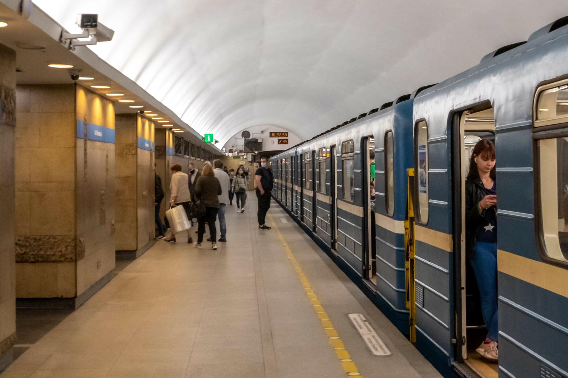 Поезд в метро спб