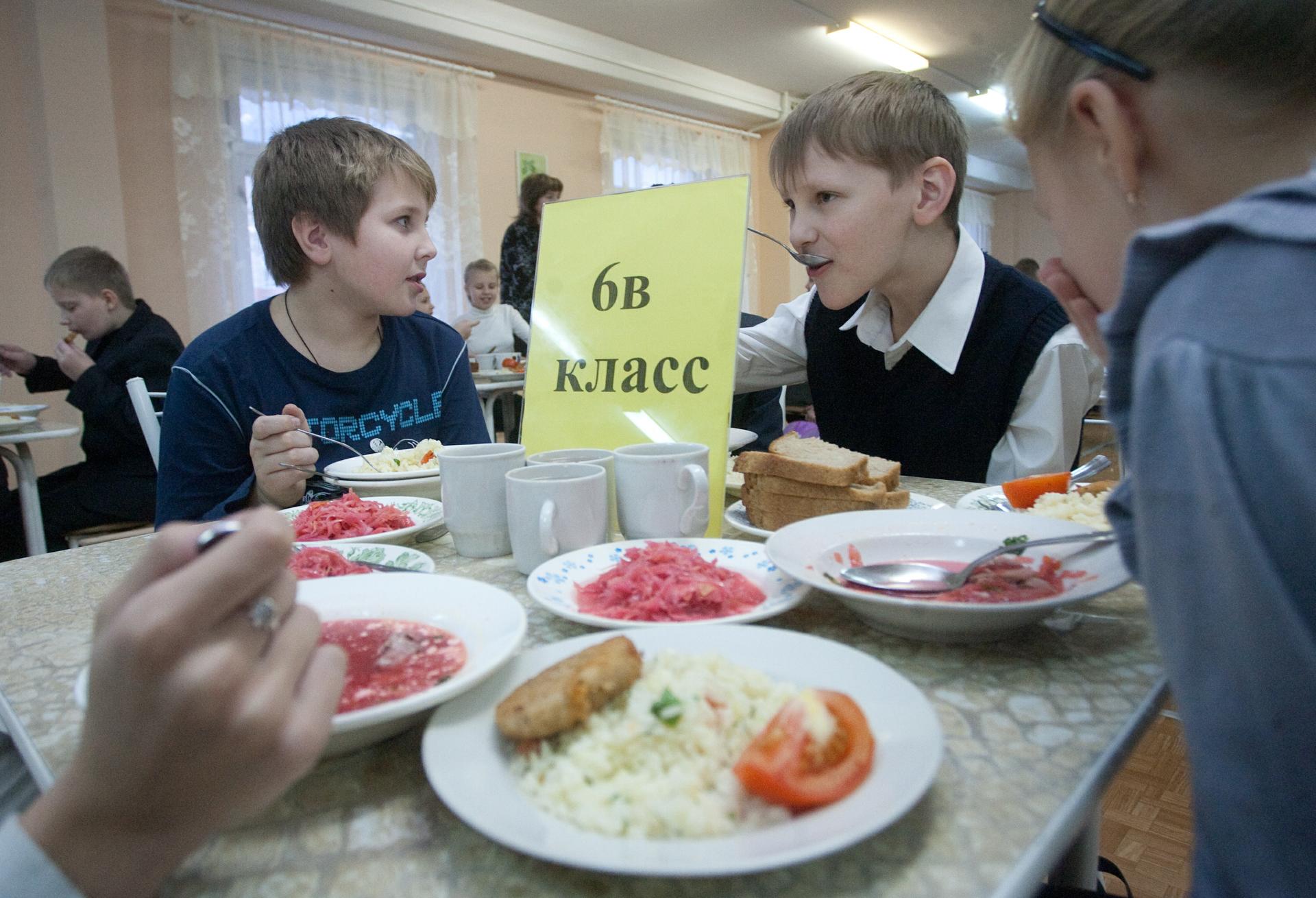Горячее питание рф. Горячее питание школьников. Еда в школе в России. Горячее питание в школе. Еда в российских школах.