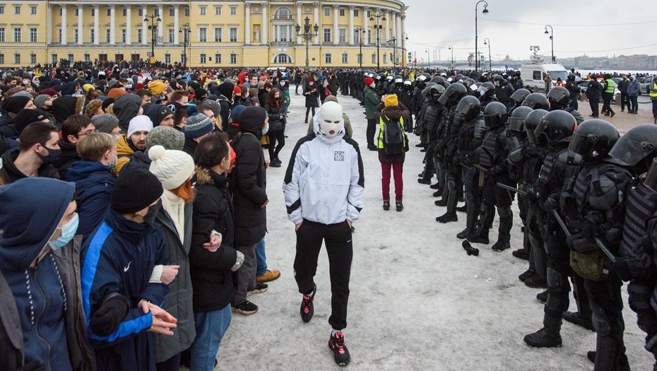Акция протеста в защиту Навального в центре Петербурга.
