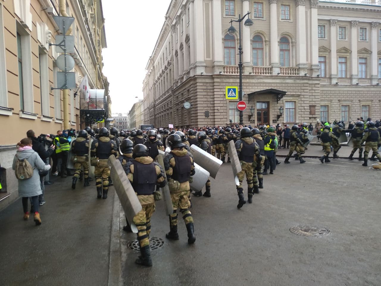 Хлопки в петербурге сейчас. Протесты у Кремля. События СПБ. Демонстрация 66 а Питер. Санкт-Петербург сегодня.