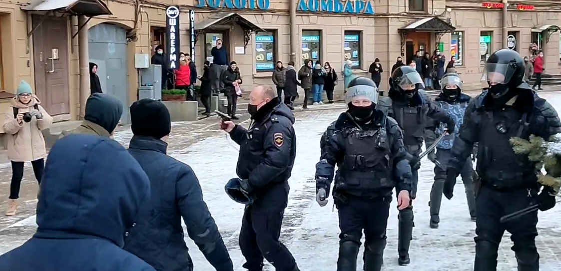 Полицейский на демонстрации в России. Полиция Питера. Захват полиции
