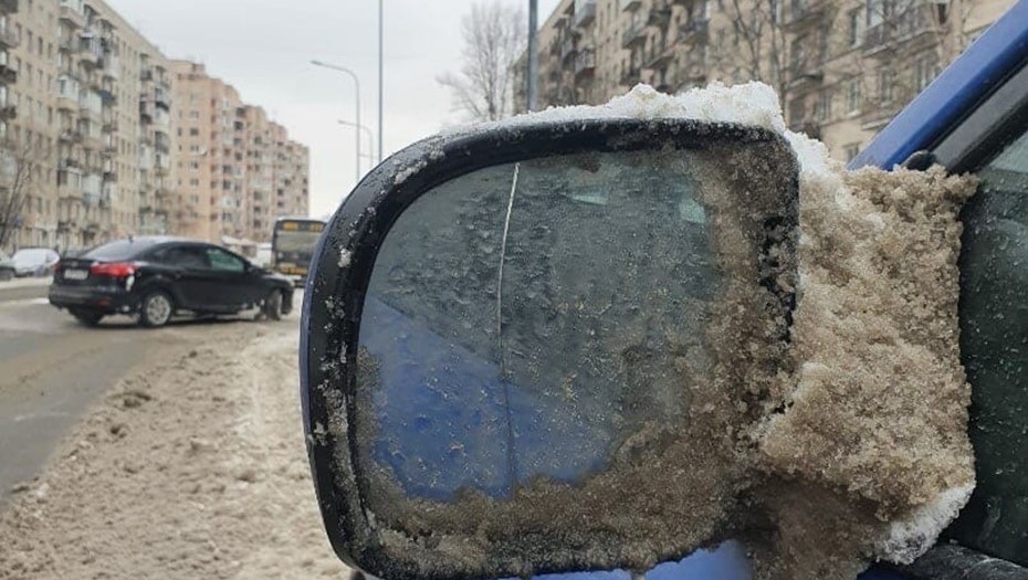 Петербуржцы пожаловались на разбитые зеркала машин после работы .